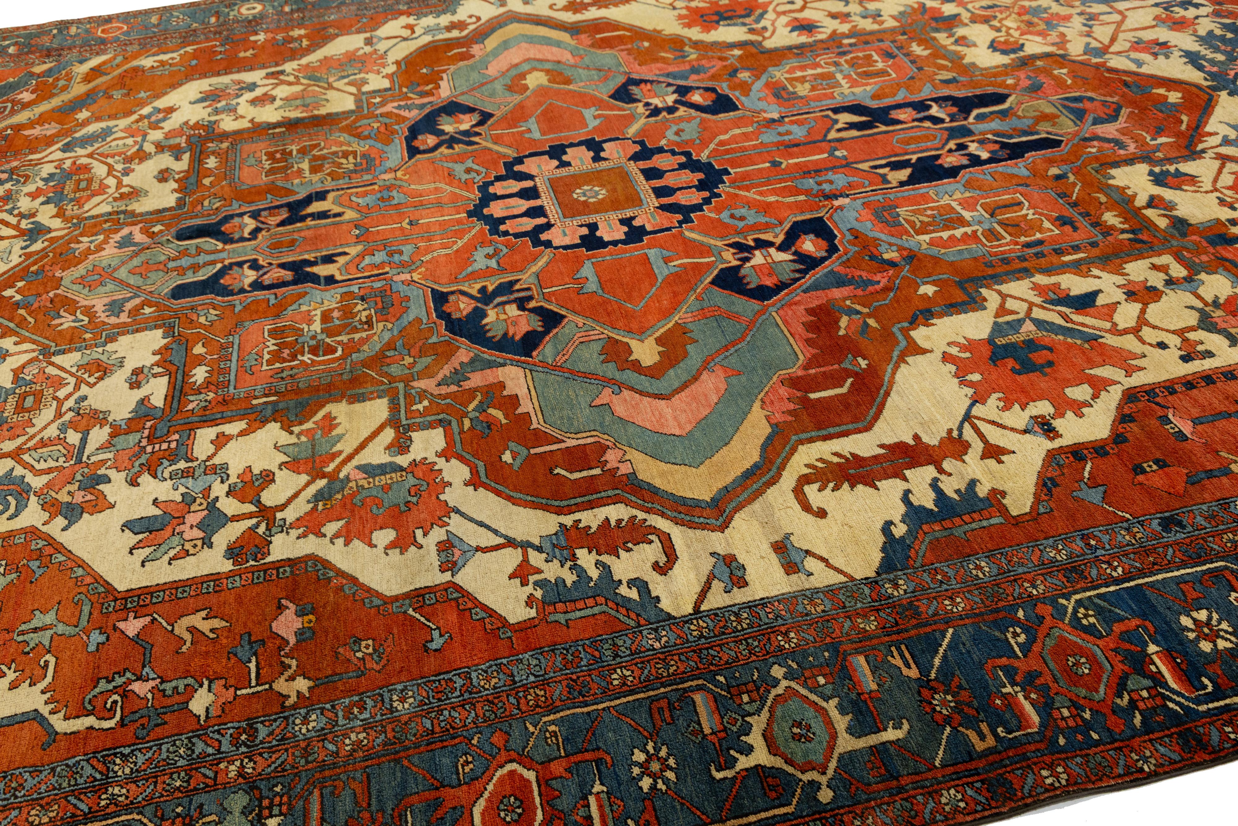 Antique Persian Serapi Red Wool Rug Featuring a Medallion Design (Handgeknüpft) im Angebot