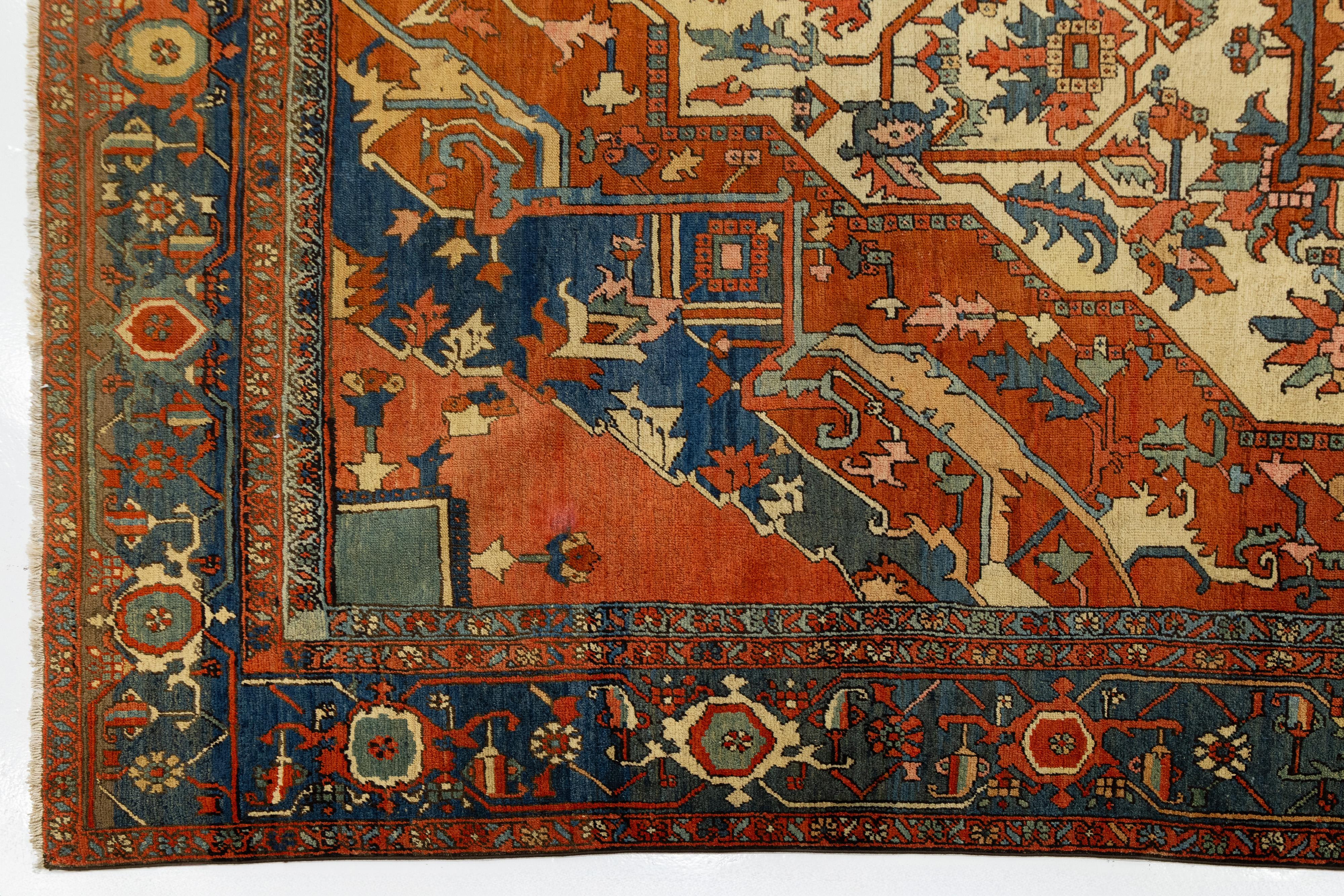 Antique Persian Serapi Red Wool Rug Featuring a Medallion Design im Zustand „Hervorragend“ im Angebot in Norwalk, CT