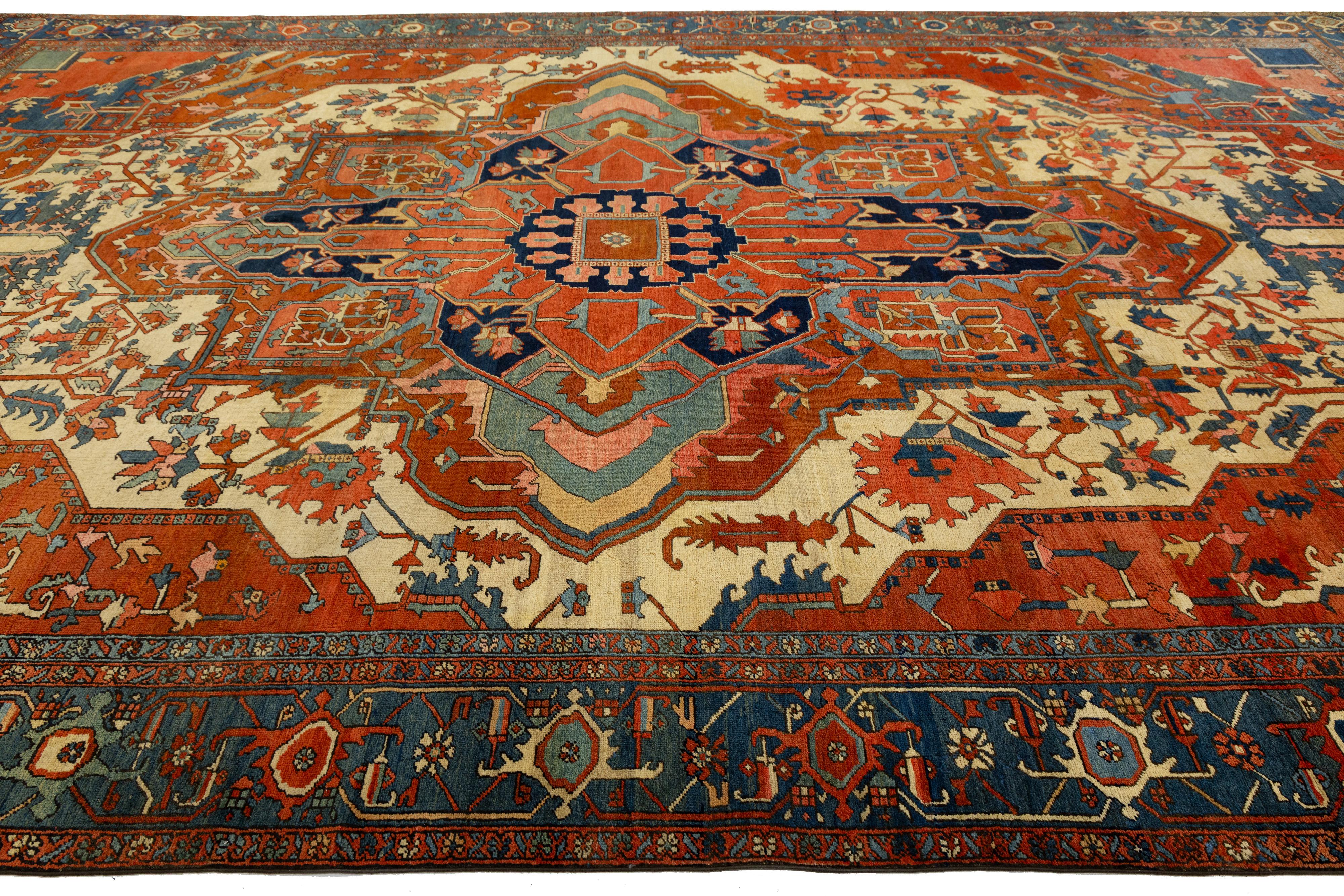 Antique Persian Serapi Red Wool Rug Featuring a Medallion Design (Wolle) im Angebot