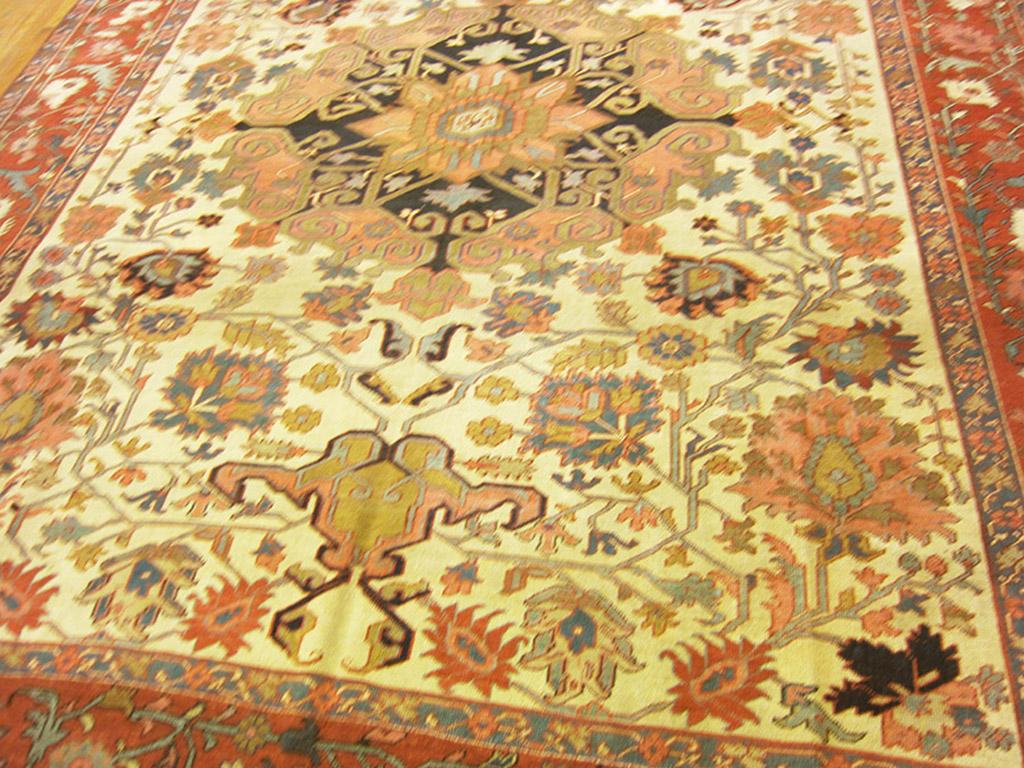 Late 19th Century N.W. Persian Serapi Carpet ( 10' x 12' -305 x 365 ) In Good Condition For Sale In New York, NY