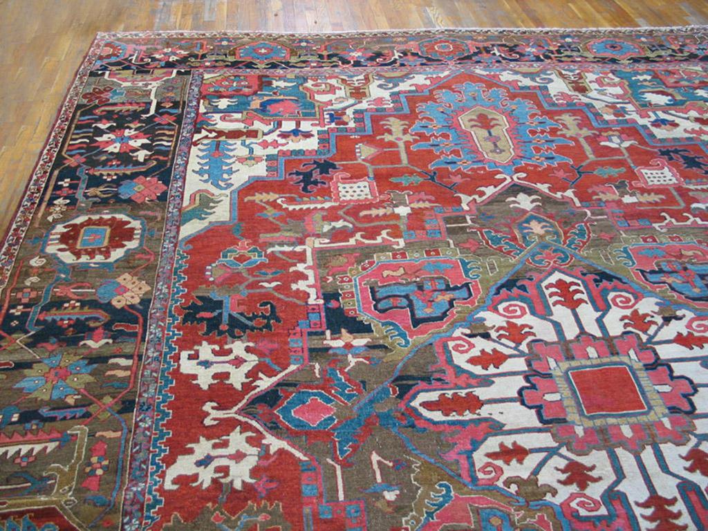 Antique Persian Serapi Rug In Good Condition For Sale In New York, NY