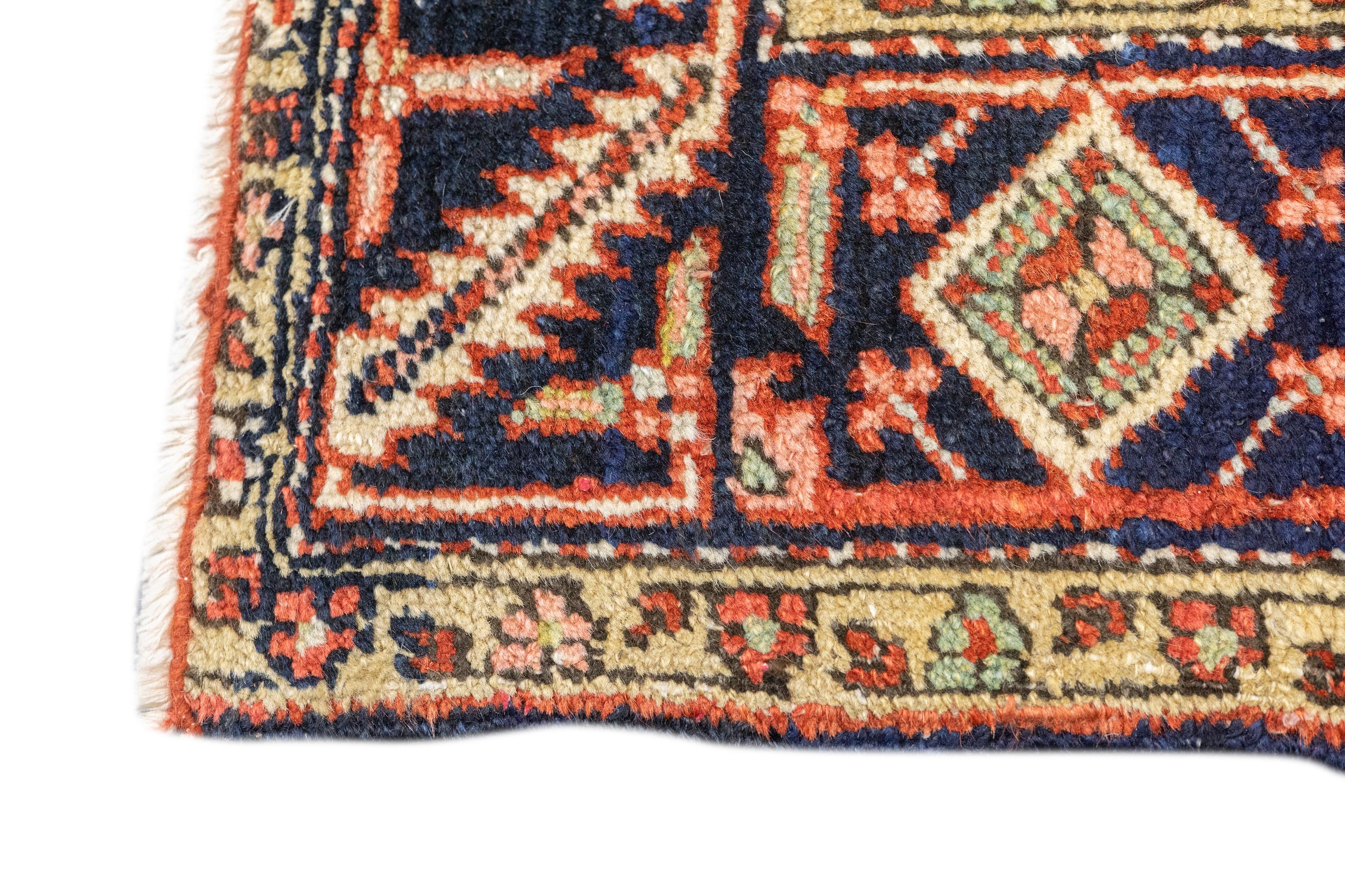 Antiker persischer Serapi-Teppich 5'1'' x 6'11'' im Angebot 3