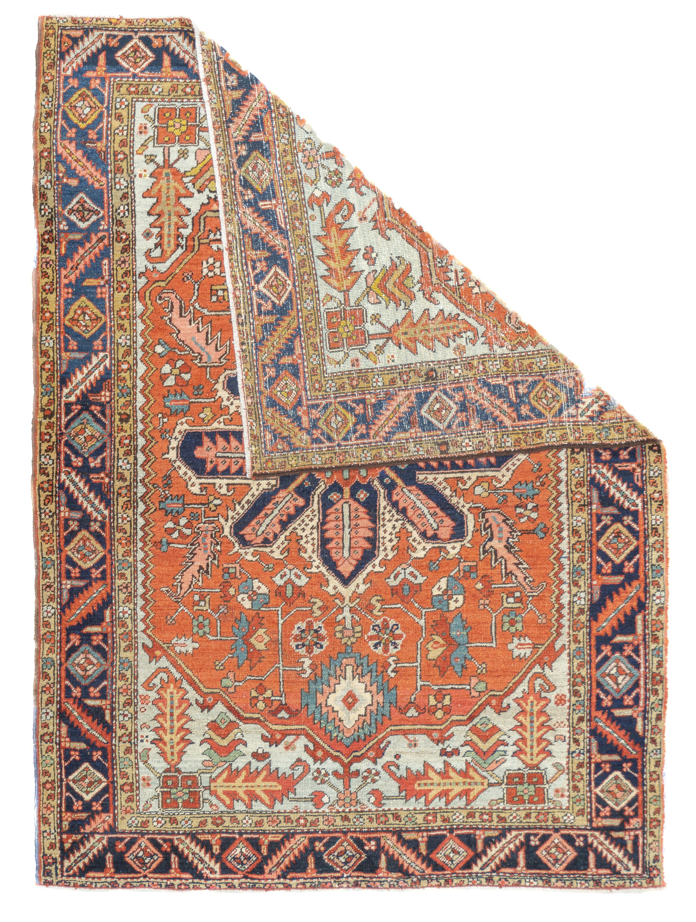 Antiker persischer Serapi-Teppich 5'1'' x 6'11''. Eine höhere Qualität von Heriz-Teppichen, in der Regel in Medaillonform, mit kräftigen Naturfarben und hauptsächlich zwischen 1900 und 1930 gewebt. Rotes Feld, marineblauer Rand ist die beliebteste