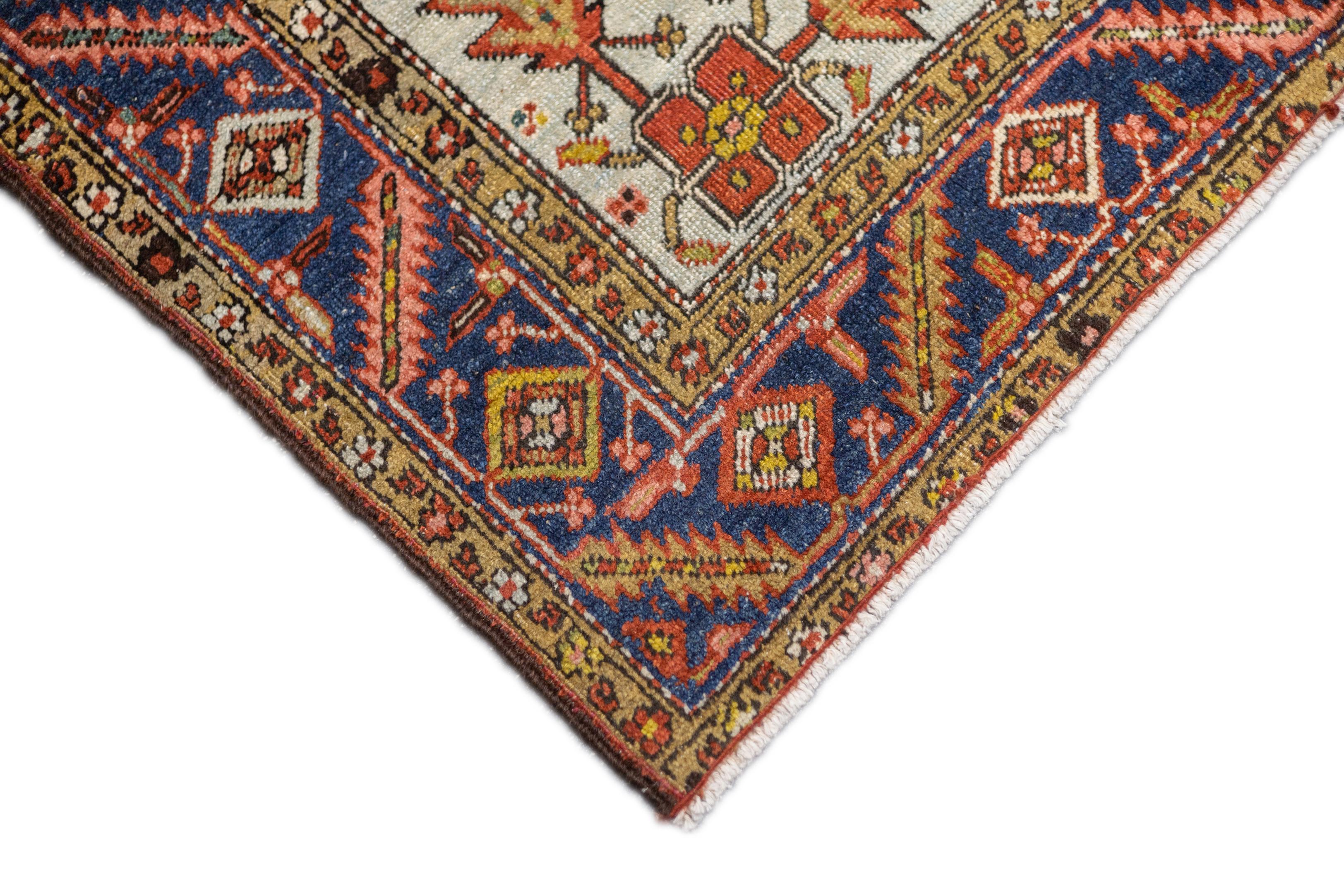 Antiker persischer Serapi-Teppich 5'1'' x 6'11'' (Handgeknüpft) im Angebot