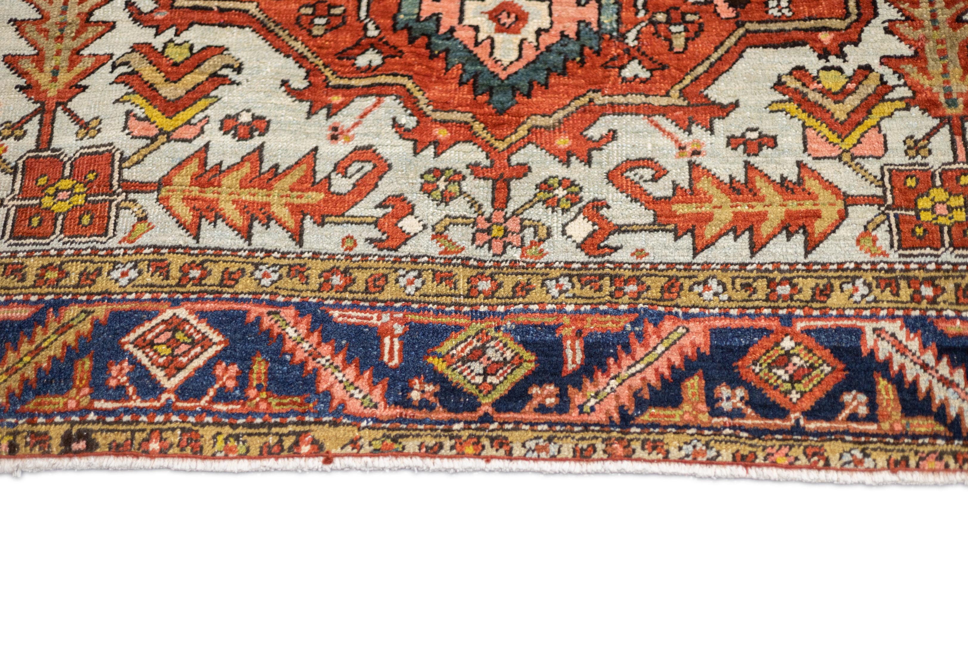 Antiker persischer Serapi-Teppich 5'1'' x 6'11'' im Zustand „Gut“ im Angebot in New York, NY
