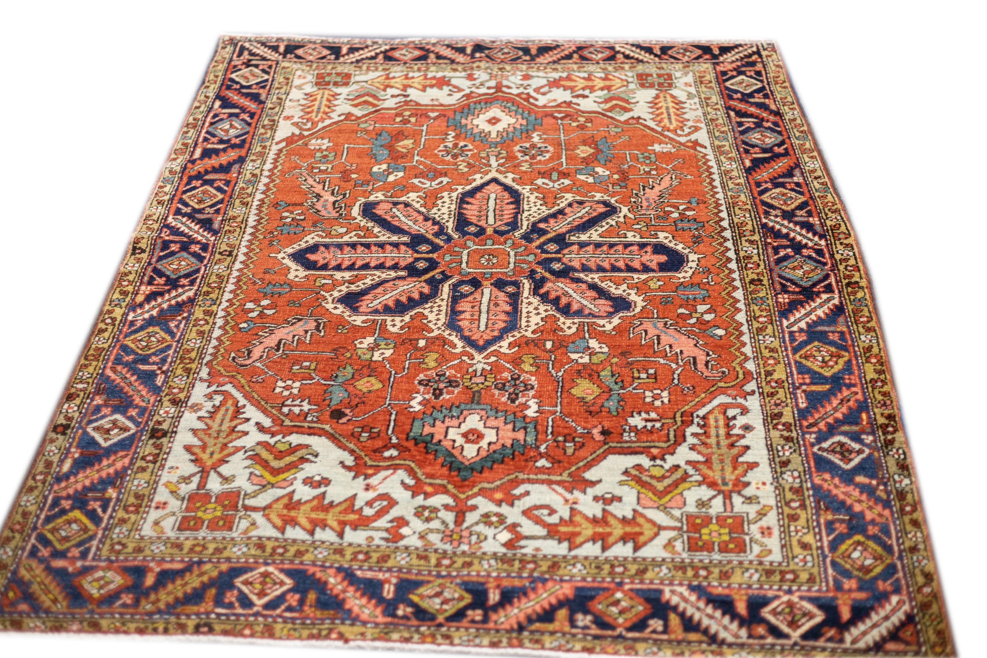 Antiker persischer Serapi-Teppich 5'1'' x 6'11'' (Wolle) im Angebot