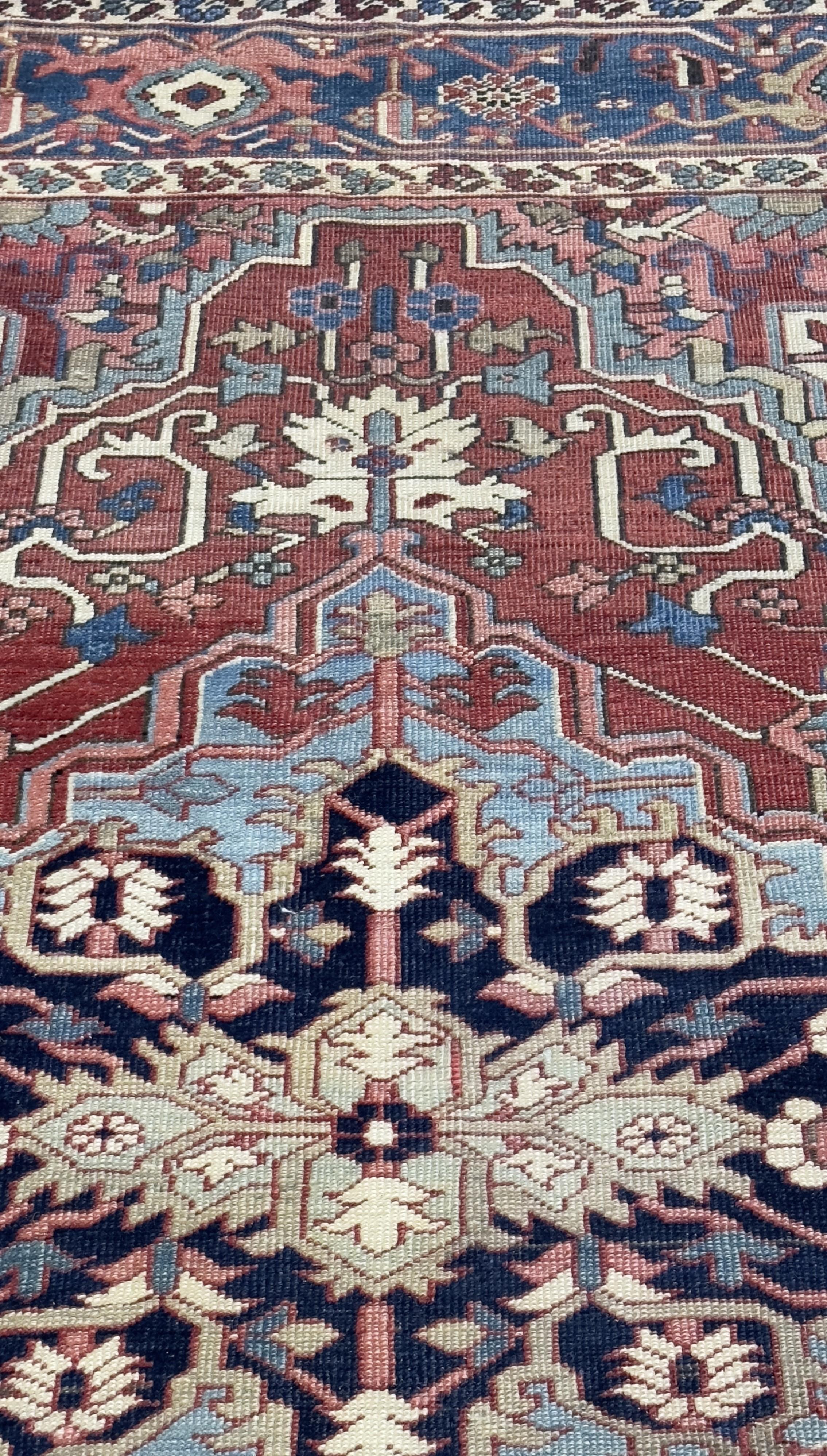 Antiker persischer Serapi-Teppich 5'2 x 6'9 im Zustand „Gut“ im Angebot in New York, NY