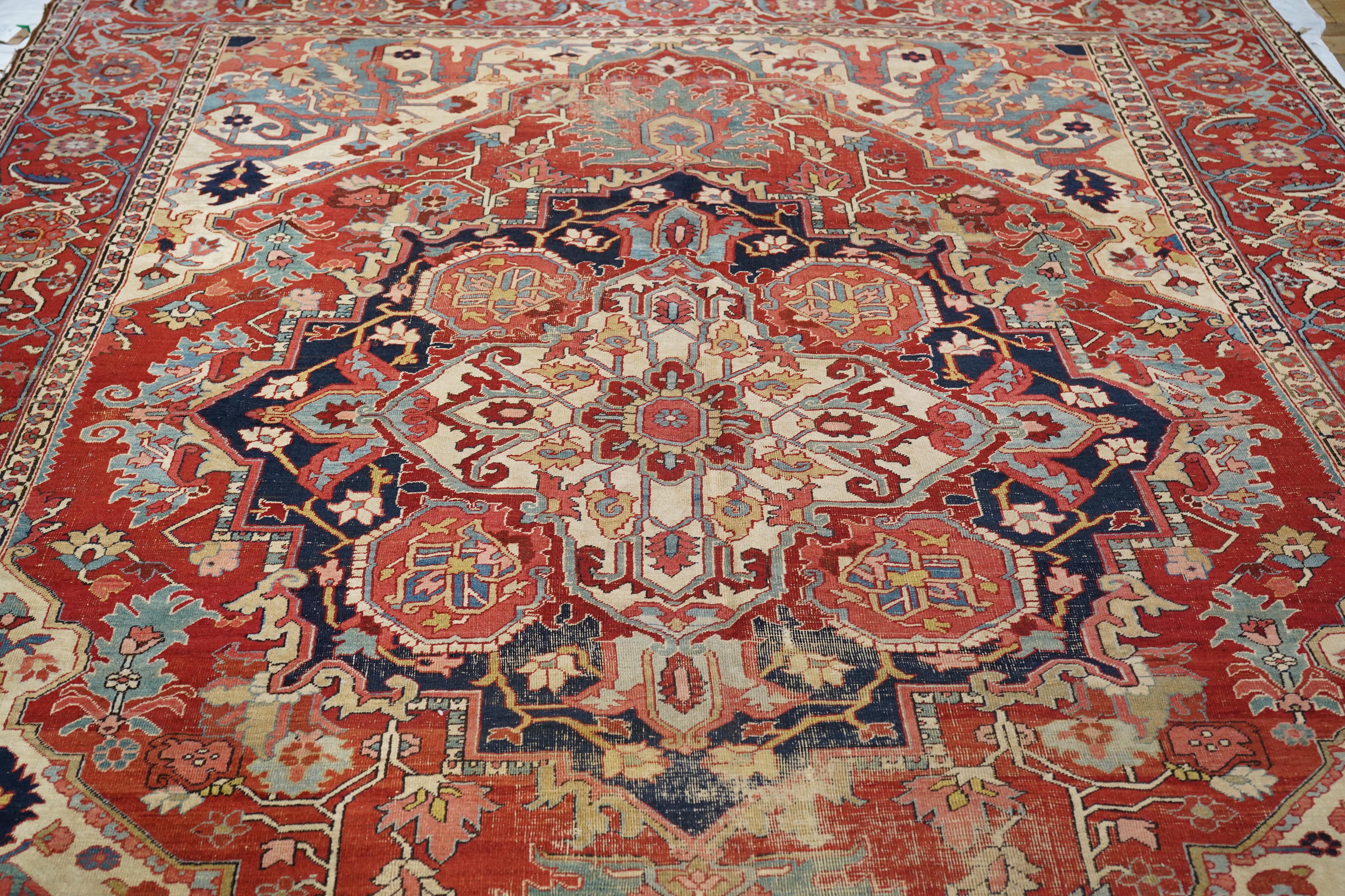 Antiker persischer Serapi-Teppich 9'7 x 12'4 im Zustand „Relativ gut“ im Angebot in New York, NY