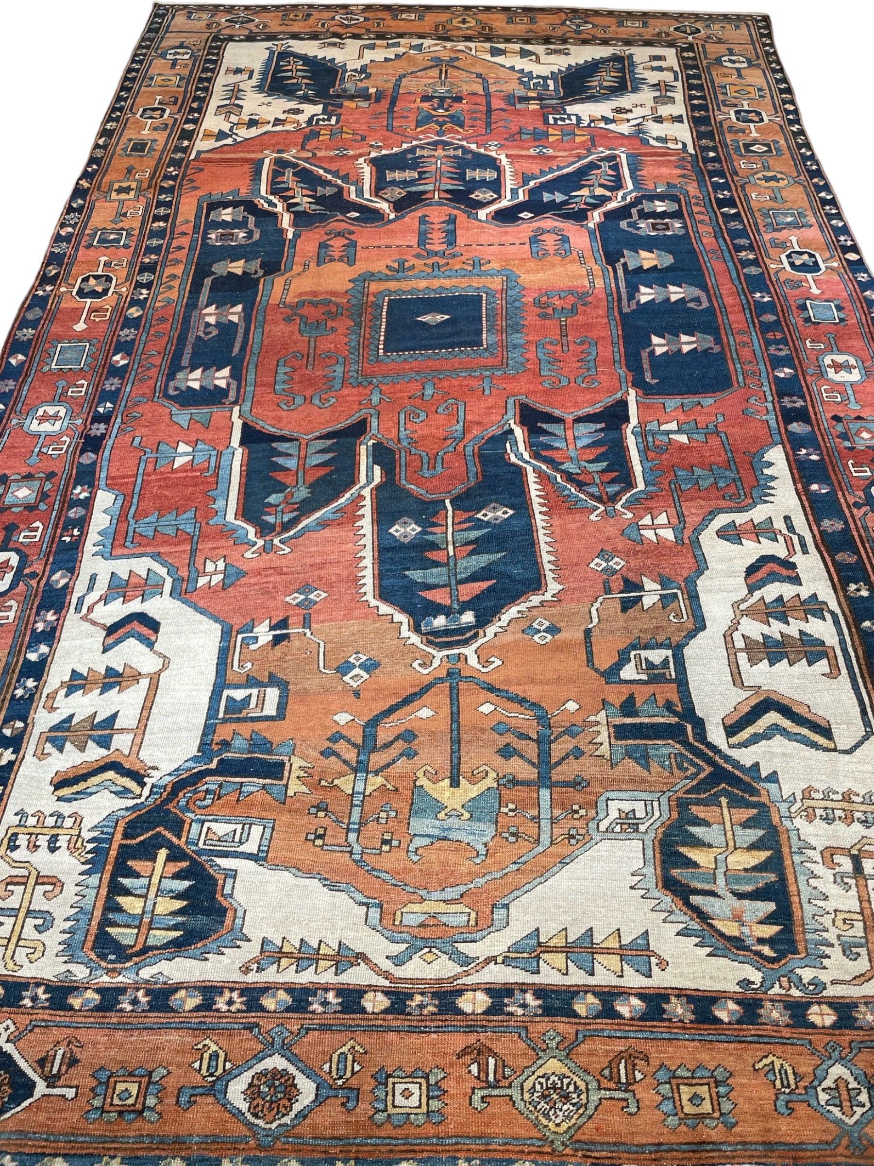 Etonnant Roi des Rois Persan antique Serapi  Textile Diamant de classe mondiale en Terracotta, Sunset-Clay et Indigo 

A propos : Il s'agit sans aucun doute du Serapi antique le plus exotique et le plus provocant que j'aie jamais vu.  Cela est dû en