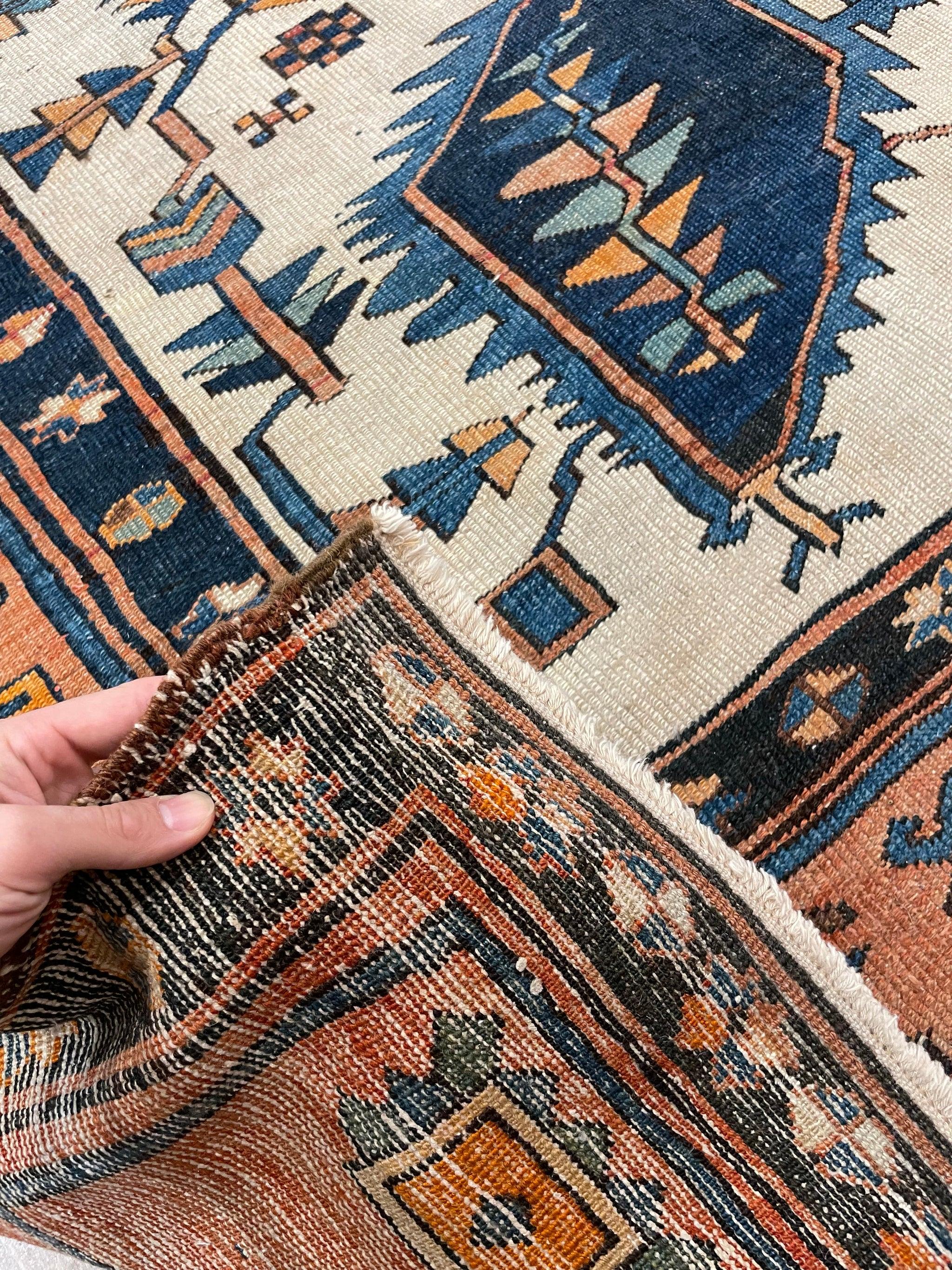 Noué à la main Tapis persan Serapi ancien, vers 1880 en vente