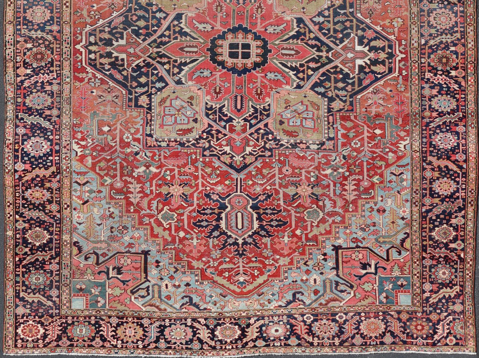 Antico tappeto persiano Serapi con un medaglione di grandi dimensioni 13'0 x 18'4 in vendita 4