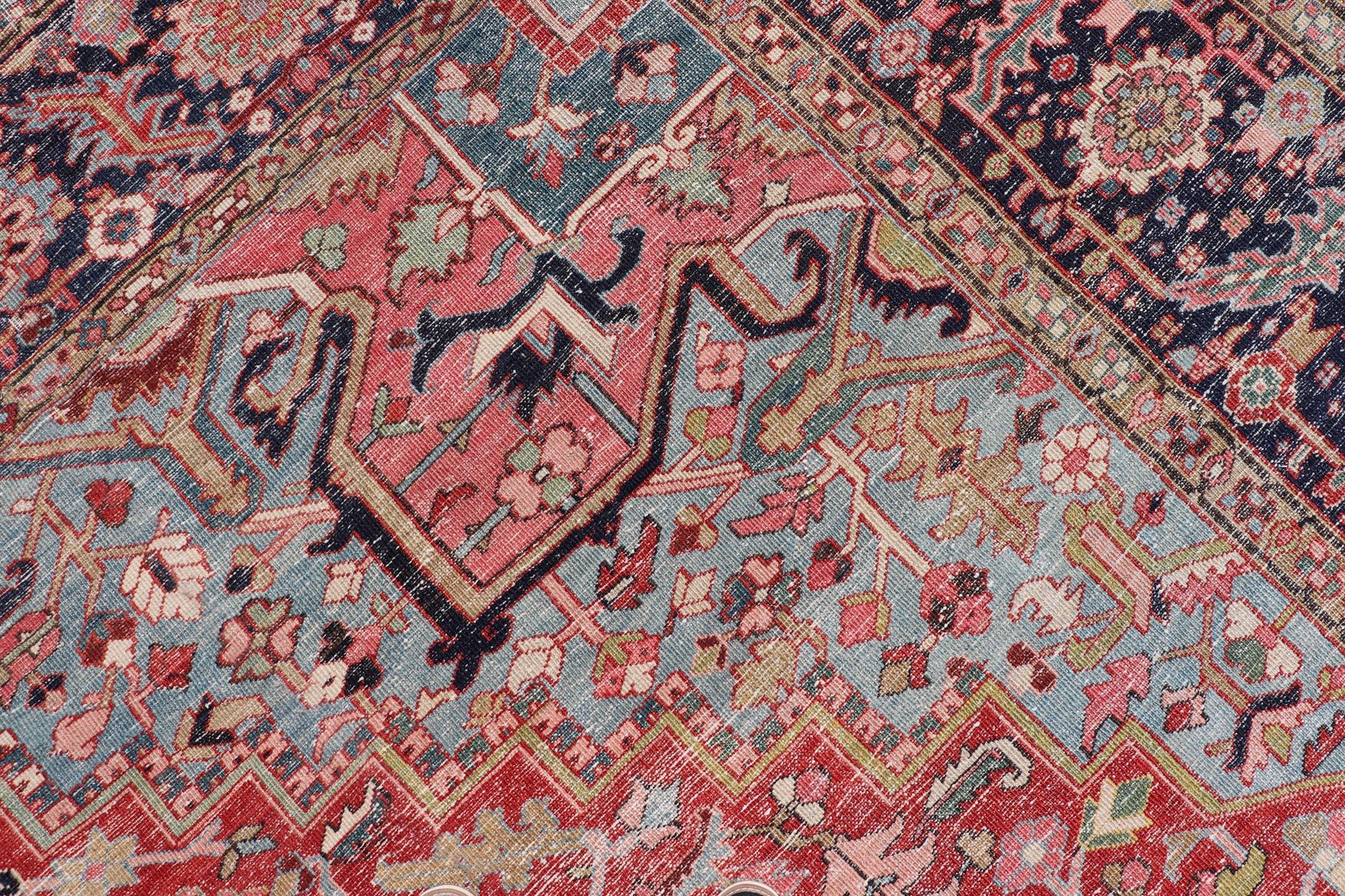 Antico tappeto persiano Serapi con un medaglione di grandi dimensioni 13'0 x 18'4 in vendita 5