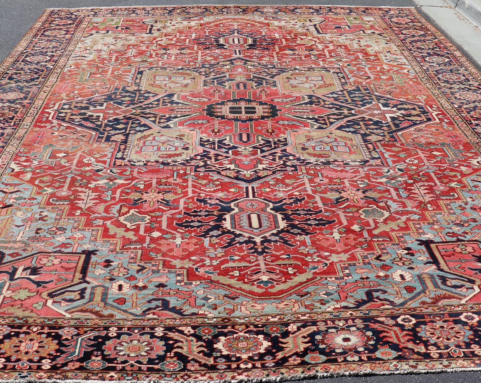 Antico tappeto persiano Serapi con un medaglione di grandi dimensioni 13'0 x 18'4 in vendita 7