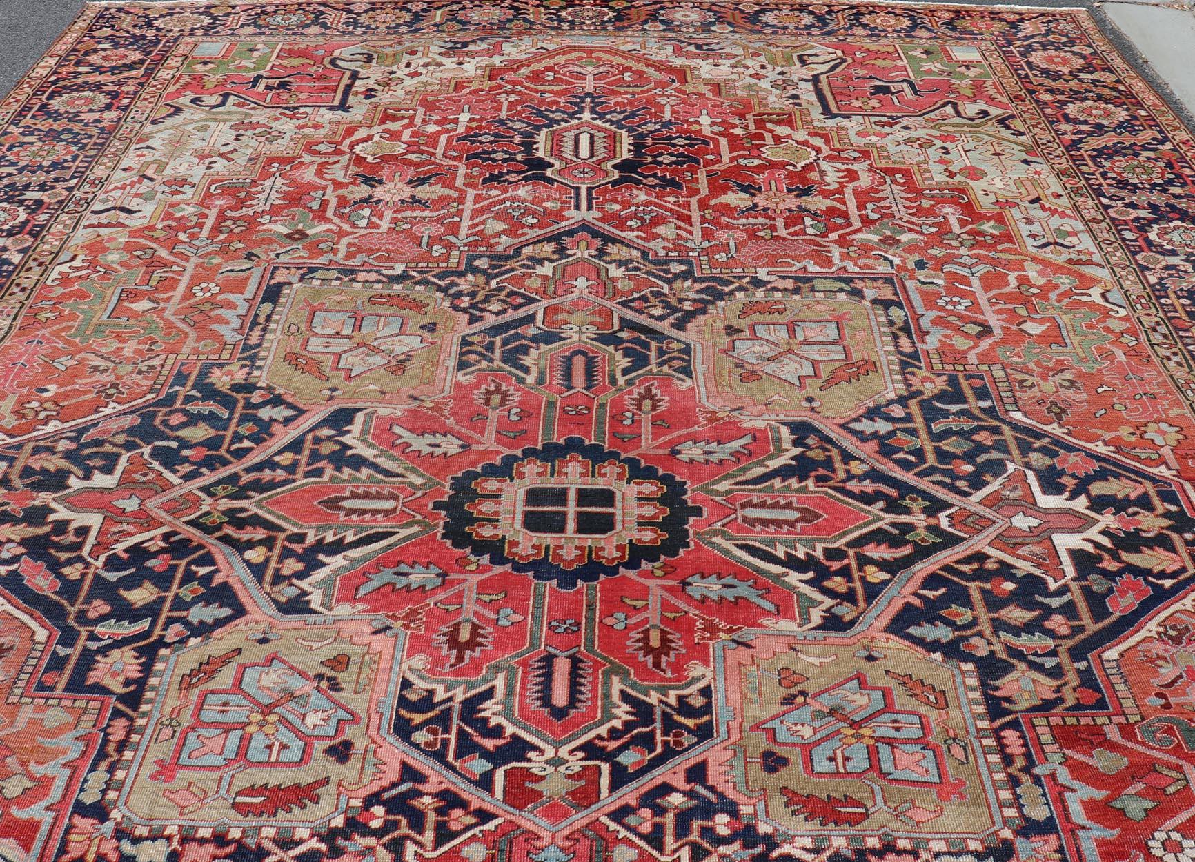 Antico tappeto persiano Serapi con un medaglione di grandi dimensioni 13'0 x 18'4 in vendita 8