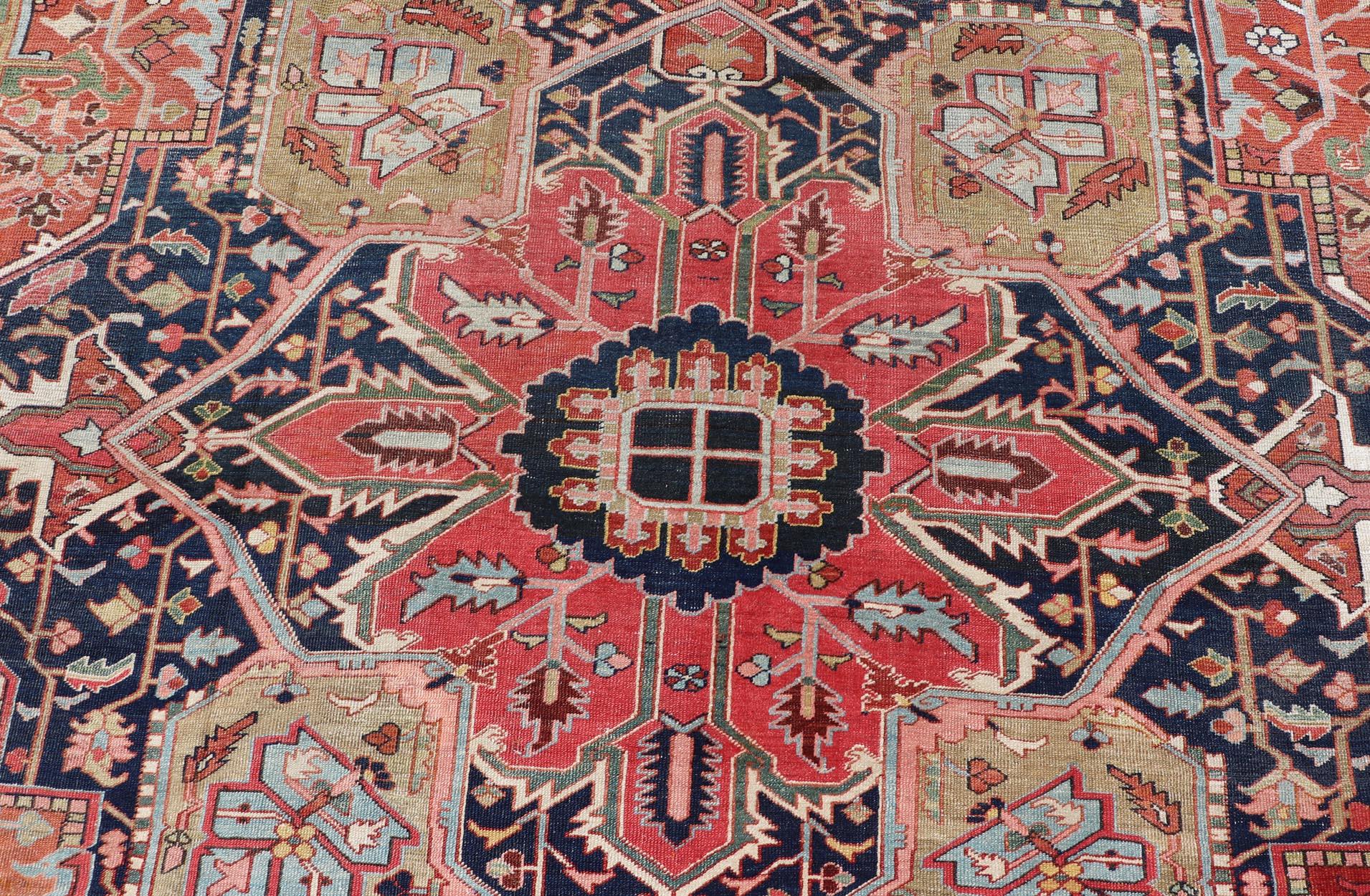 Antico tappeto persiano Serapi con un medaglione di grandi dimensioni 13'0 x 18'4 in vendita 11