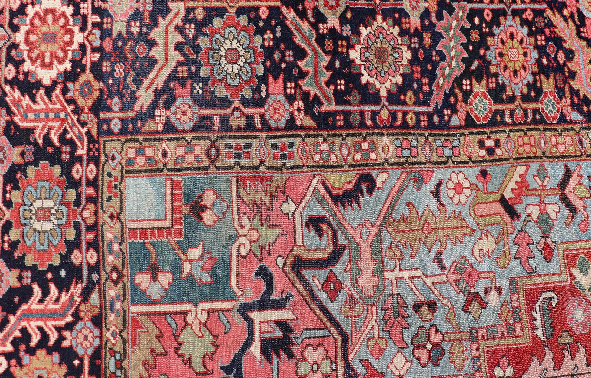 Misure: 13'0 x 18'4 
Antico tappeto persiano Serapi con un medaglione di grandi dimensioni 13'0 x 18'4. 
Keivan Woven Arts/ tappeto/KBE-240801, paese d'origine/tipo: Iran / Serapi, circa 1910.

Questo antico tappeto persiano Serapi presenta un