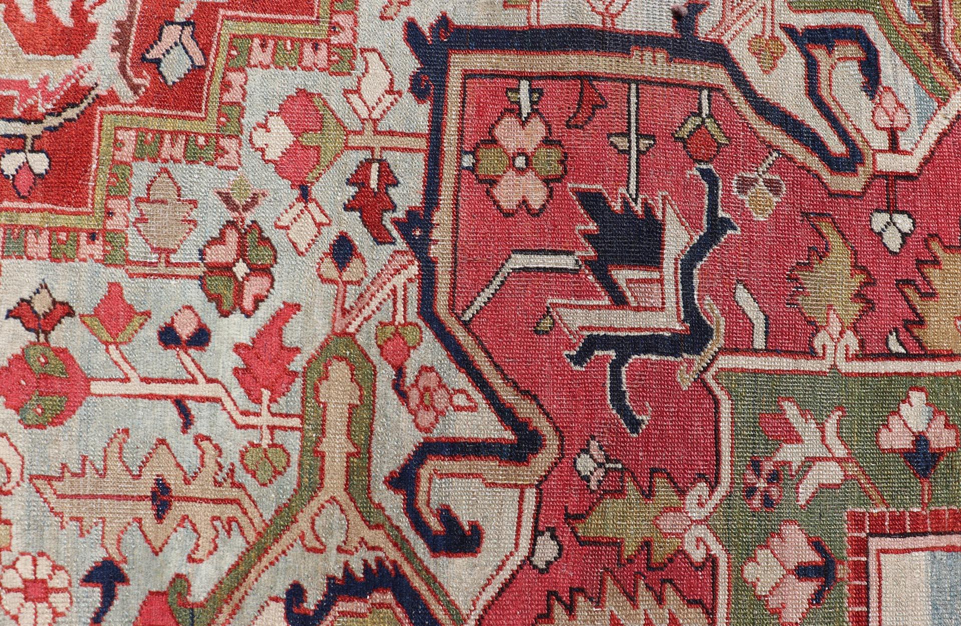 XX secolo Antico tappeto persiano Serapi con un medaglione di grandi dimensioni 13'0 x 18'4 in vendita