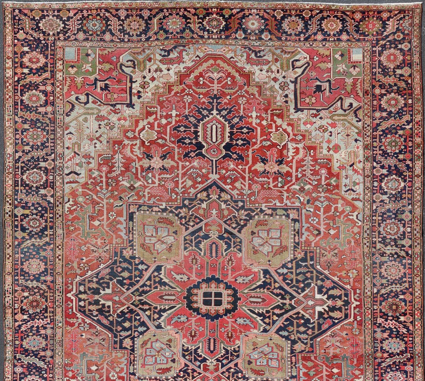 Antico tappeto persiano Serapi con un medaglione di grandi dimensioni 13'0 x 18'4 in vendita 2