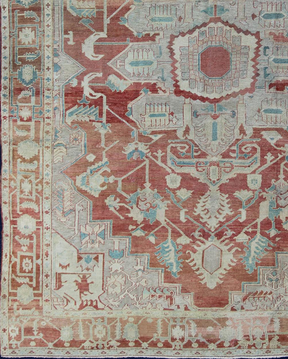 Antiker großer persischer Serapi-Teppich in sanftem Rot, Taupe, hellem Petrol, Creme, Hellgrün und Stahlblau. Vorleger / D-0402. Dieser Serapi-Teppich aus dem späten 19. Jahrhundert zeigt eine helle Farbpalette und ein geometrisches Muster. Ein