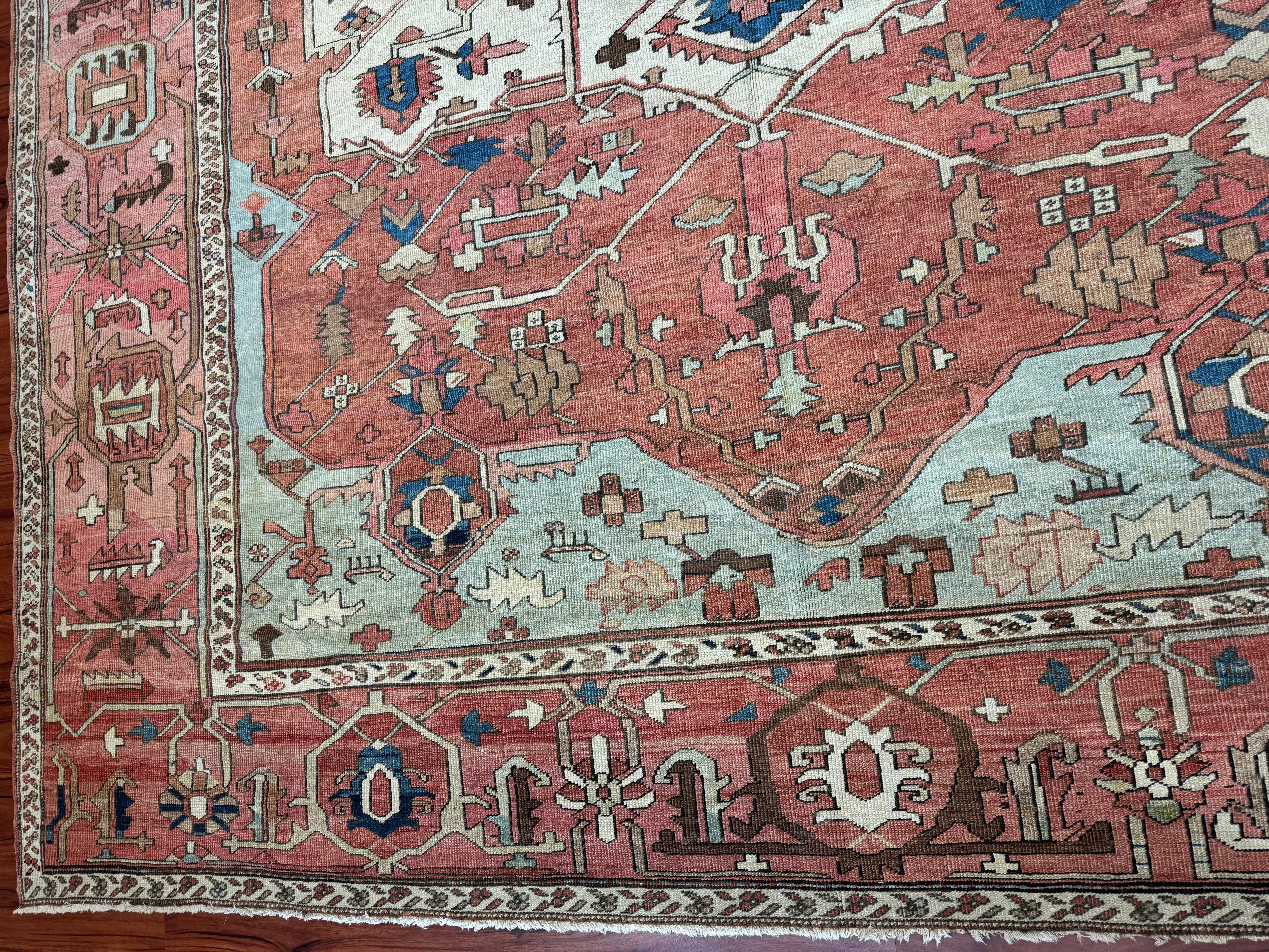 Antique Persian Heriz Serapi Rug In Good Condition For Sale In Gainesville, VA