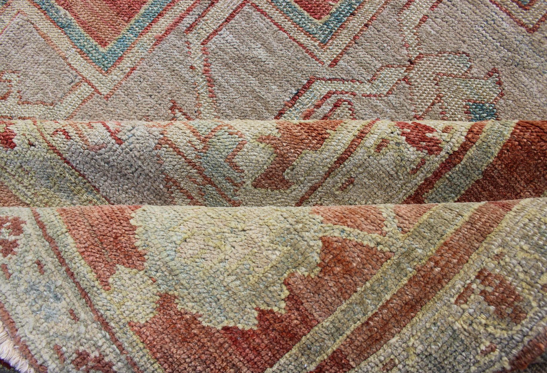 Antiker antiker persischer großer Serapi-Teppich in zartem Rot, Taupe, Hellblau und Blau im Zustand „Gut“ im Angebot in Atlanta, GA