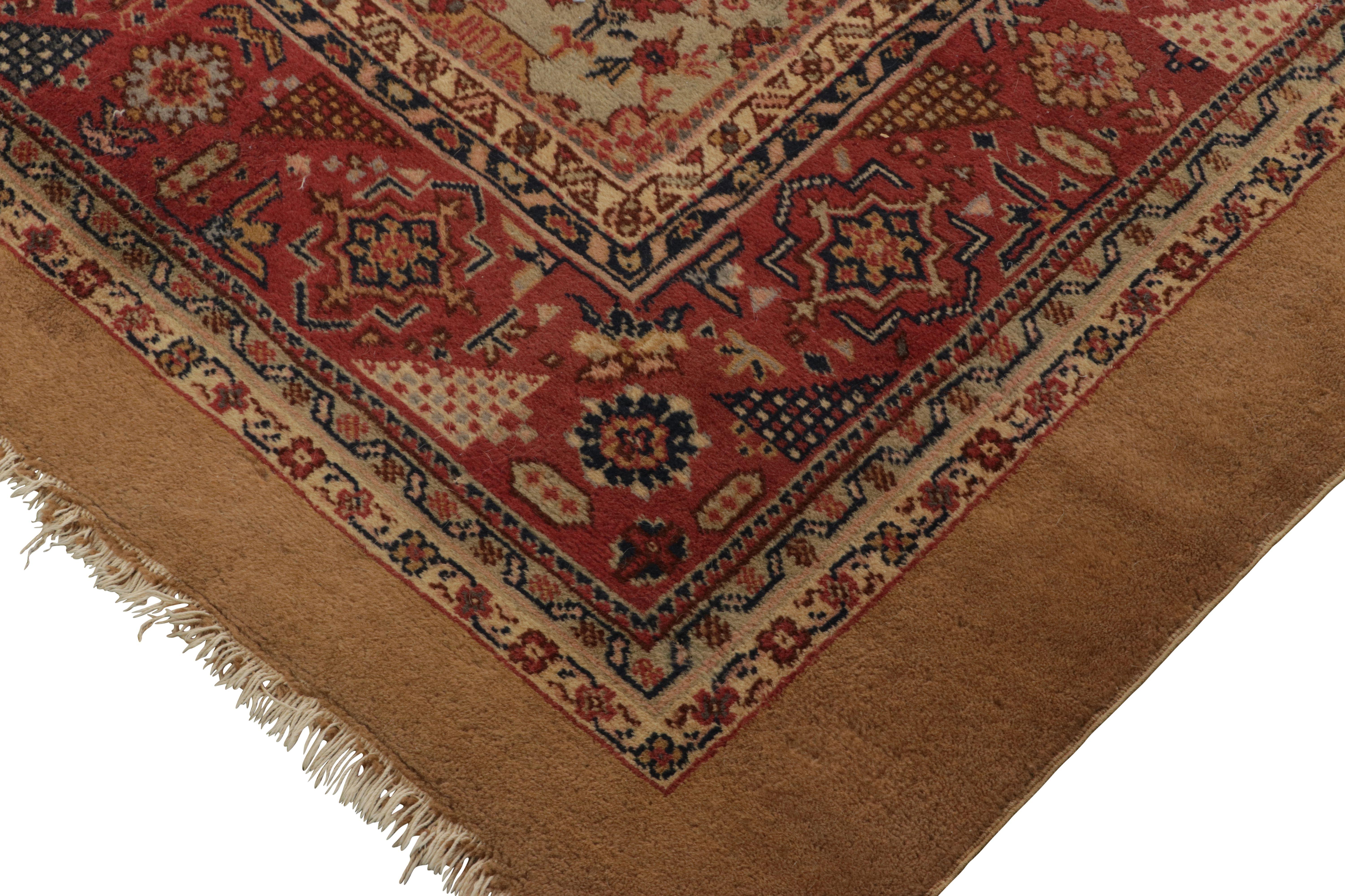 Fabriqué en laine nouée à la main vers 1920-1930, ce tapis persan antique 10x13 est un nouvel ajout exemplaire aux collections de Rug & Kilim sur la célèbre provenance et tradition de tissage Serapi. 

Sur le Design : 

Les designers et les