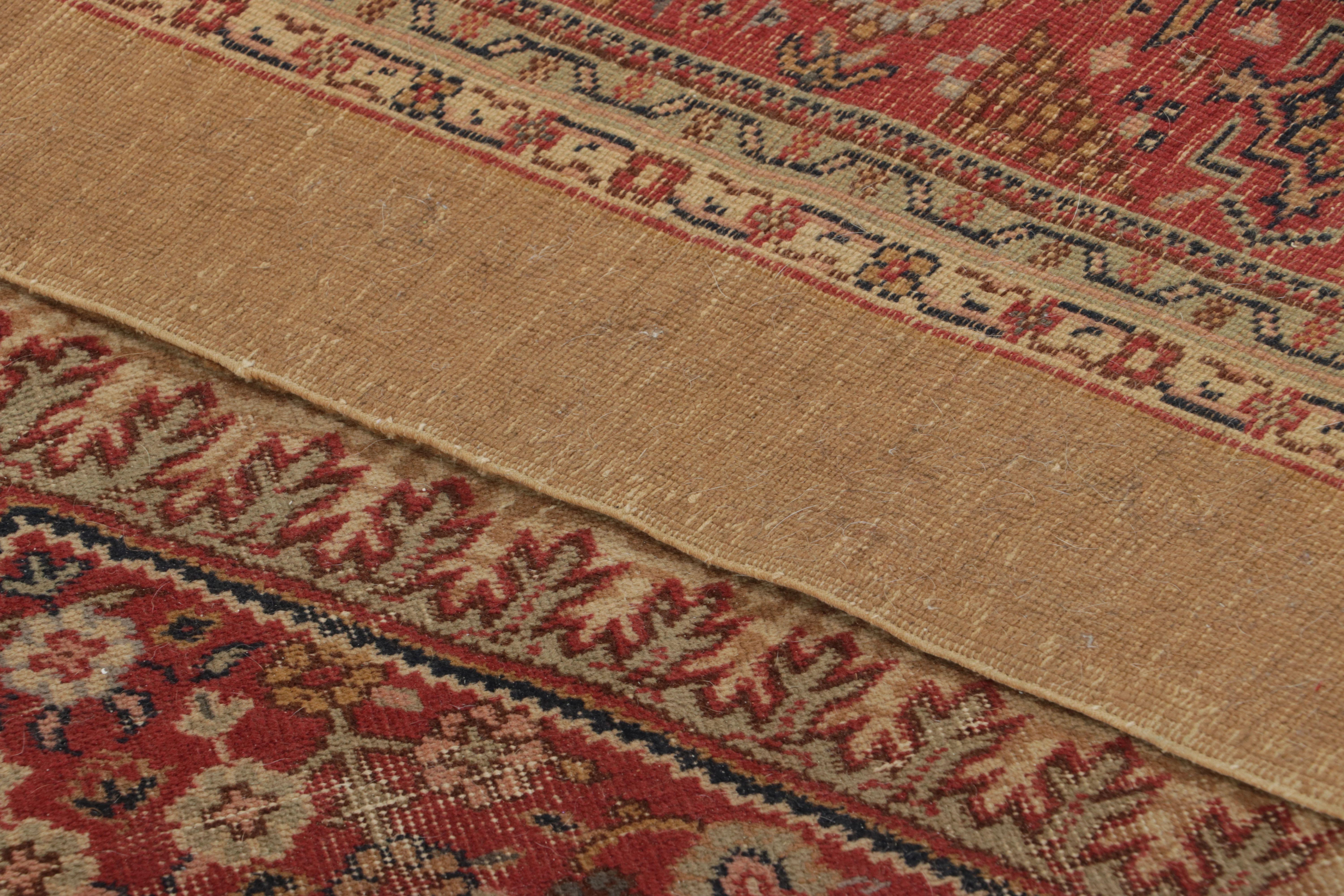 Perse Ancien tapis persan Serapi en marron avec médaillon géométrique rouge - Rug & Kilim en vente