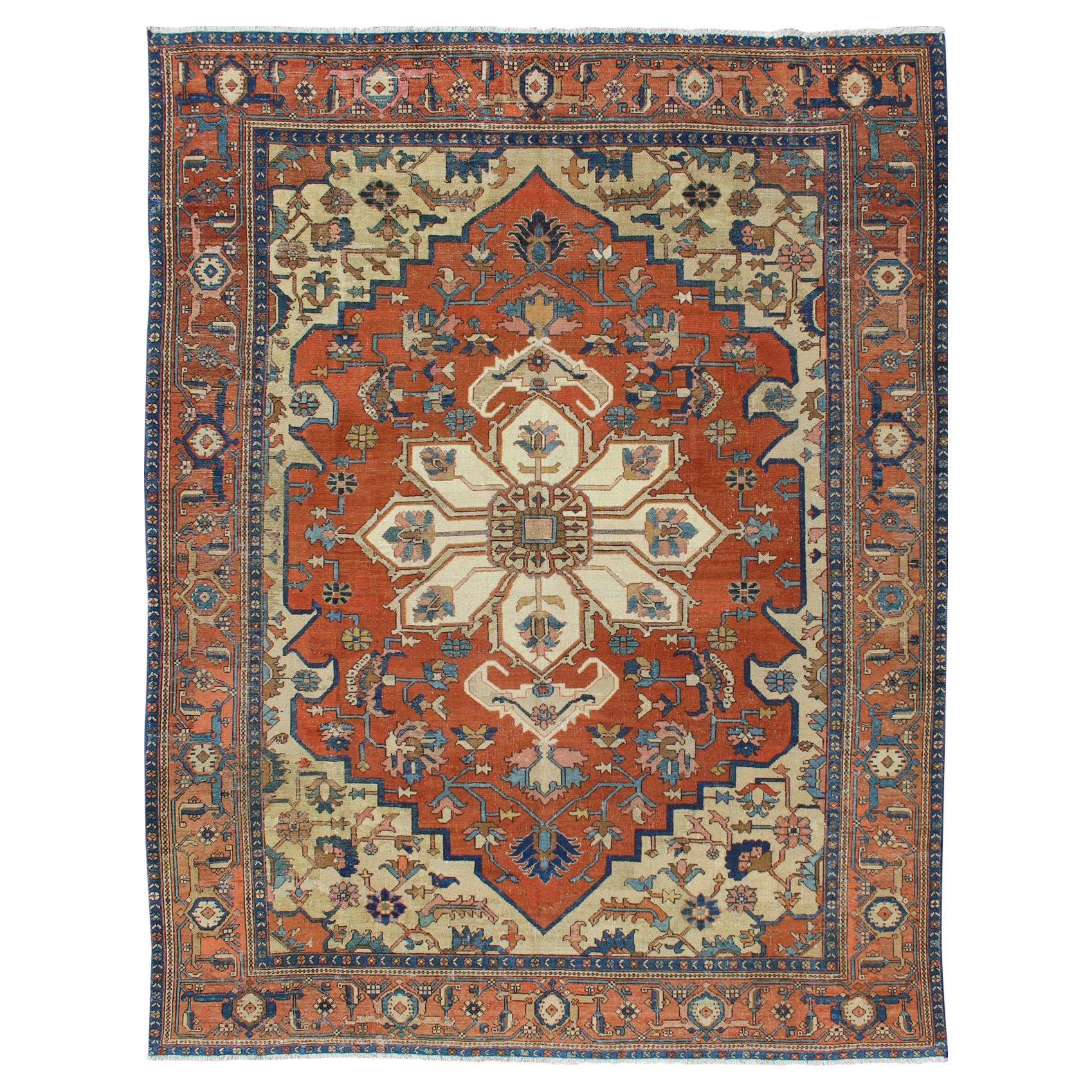 Tapis persan ancien Serapi à motif de médaillons géométriques orange et bleu