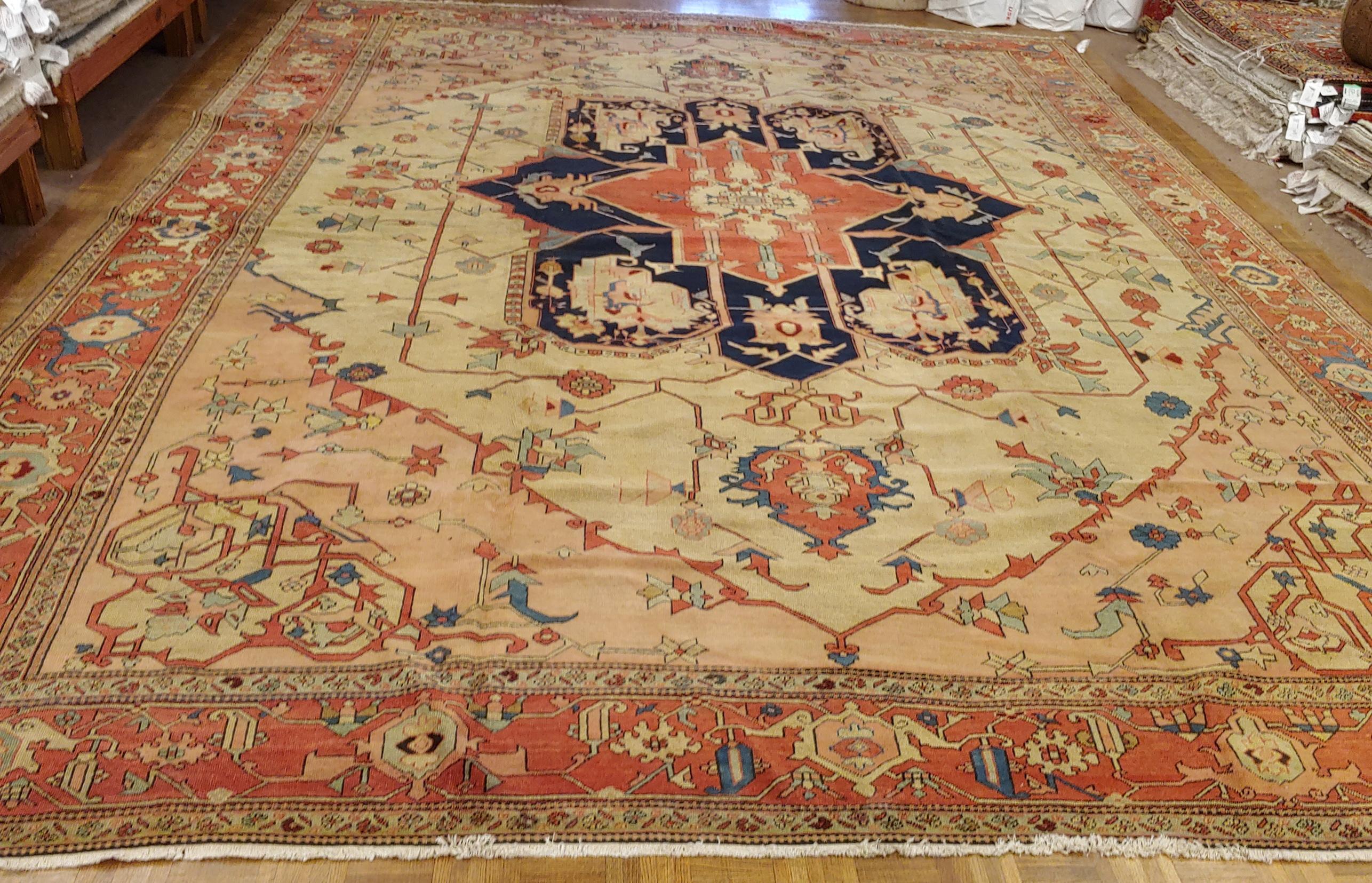 Antique Persian Serapi Rug, Very Old Heriz, Ivory Field, Wool For Sale 1