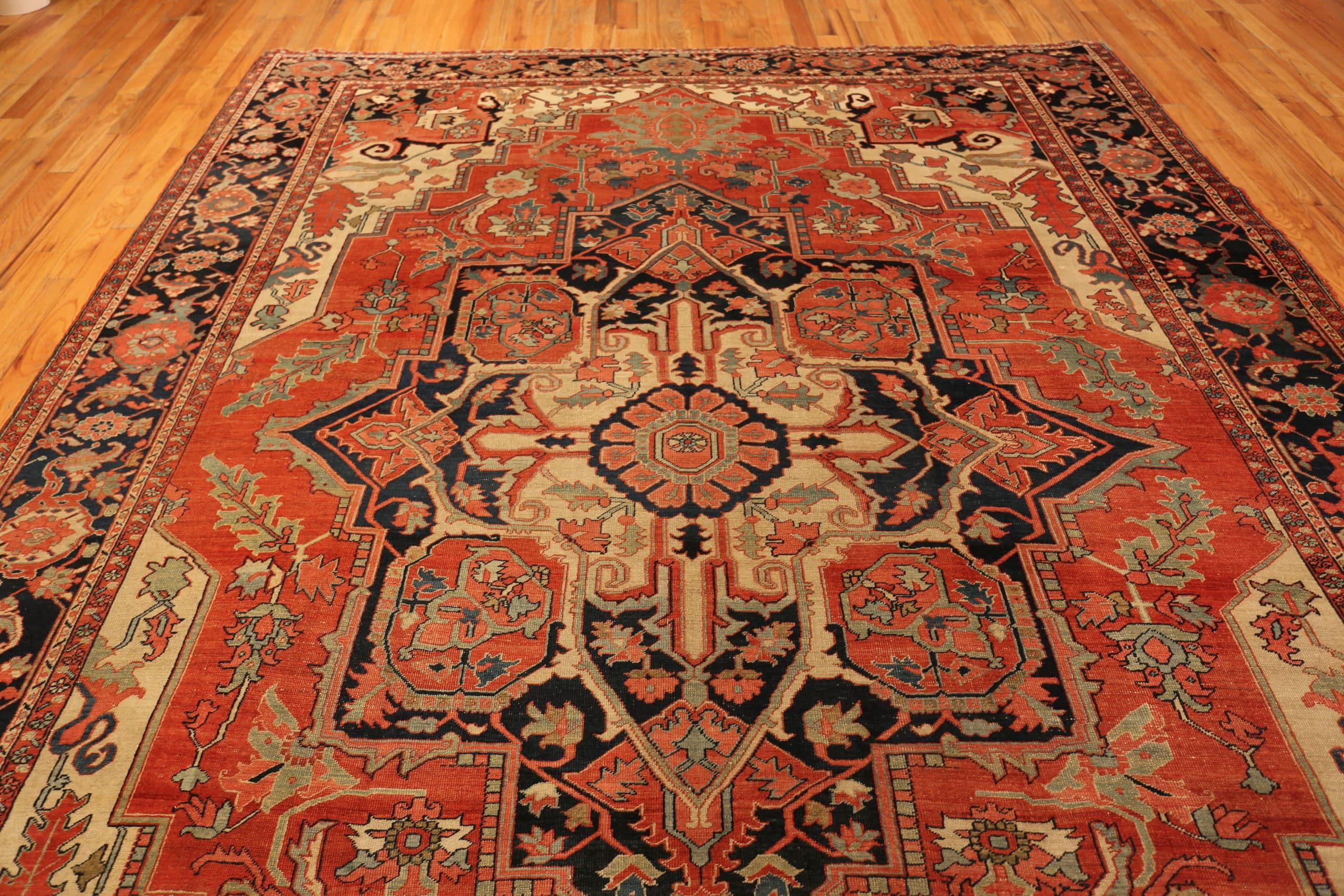 Antique Persian Serapi Rug. Size: 10 ft 4 in x 13 ft 2 in In Good Condition In New York, NY