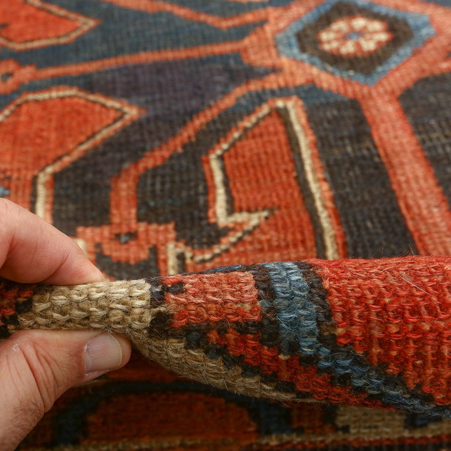 I tappeti Serapi sono un tipo di tappeto persiano originario della regione di Heriz, nell'Iran nord-occidentale. Questi tappeti sono molto apprezzati per i loro audaci disegni geometrici, i colori ricchi e la struttura resistente. Il nome 