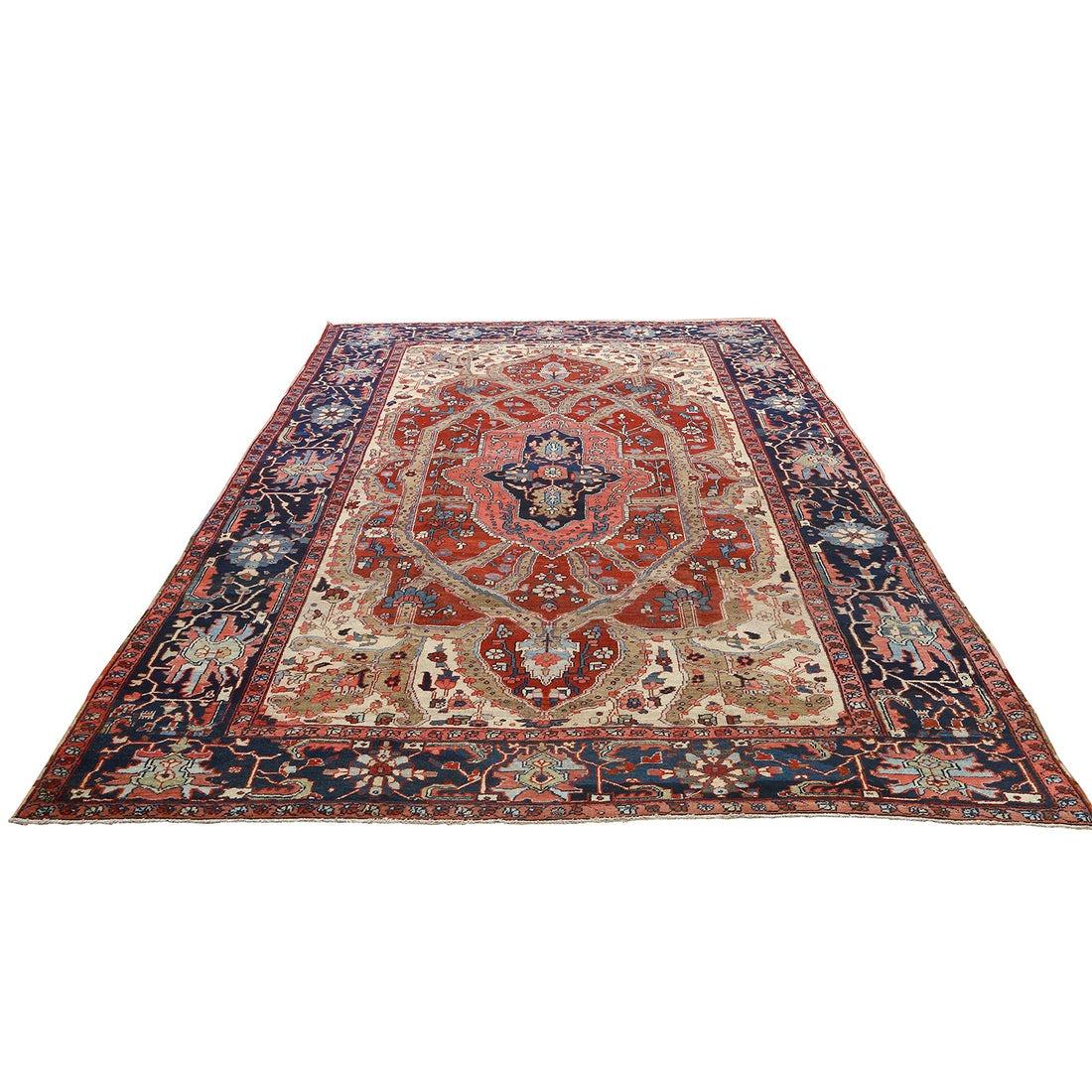 Tapis Serapi antique en laine et coton 12'6 X 9'.

Détails clés :
Pile:Laine
Base : coton
Origine : Serapi
Design/One : Médaillon central
Âge approximatif : 100 ans
Qualité (KPI) : 175
Condit : Bon
Dimension : 12'6 x 9'
Numéro d'inventaire :