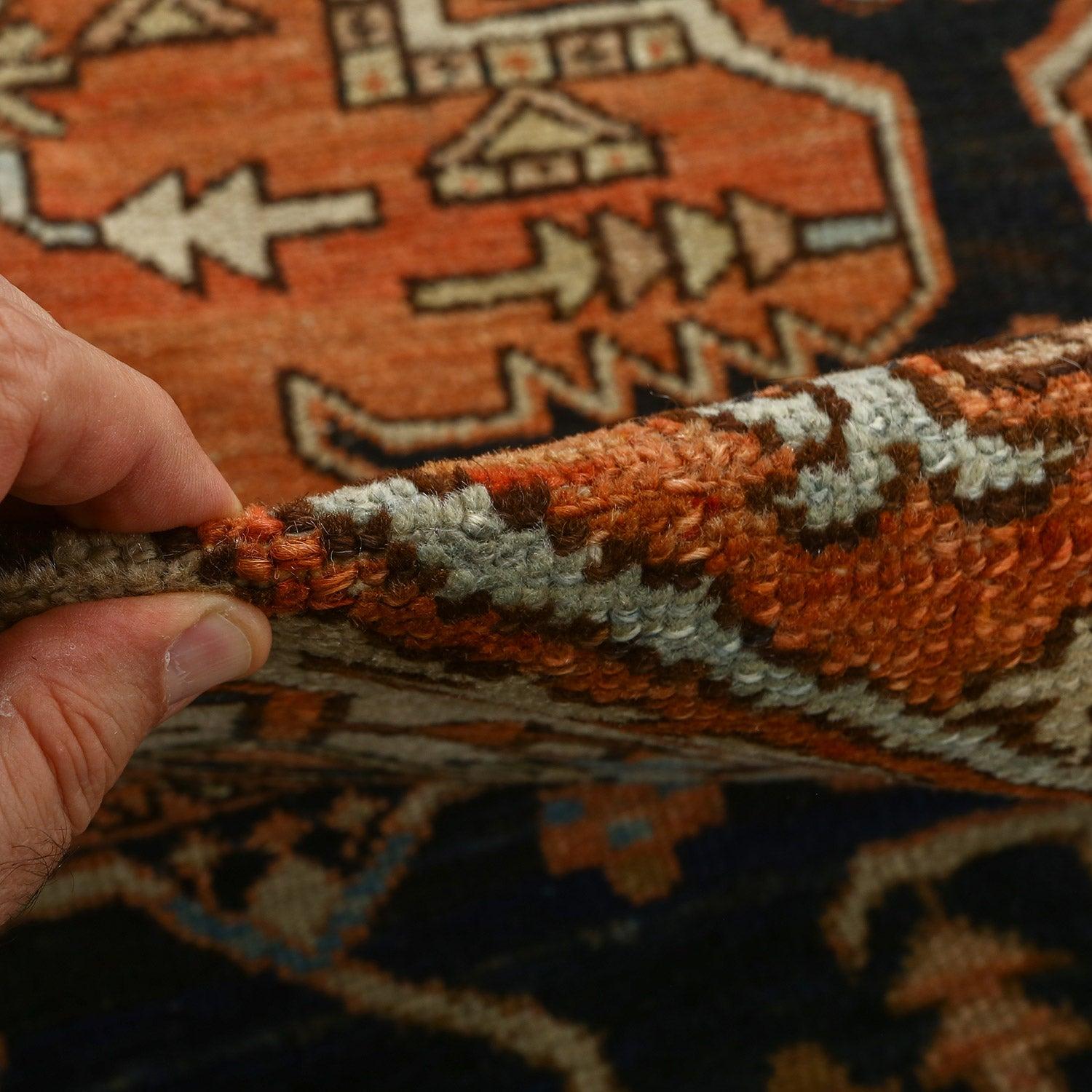 Les tapis serapi sont un type de tapis persan originaire de la région de Heriz, dans le nord-ouest de l'Iran. Ces tapis sont très appréciés pour leurs motifs géométriques audacieux, leurs couleurs riches et leur construction durable. Le nom 