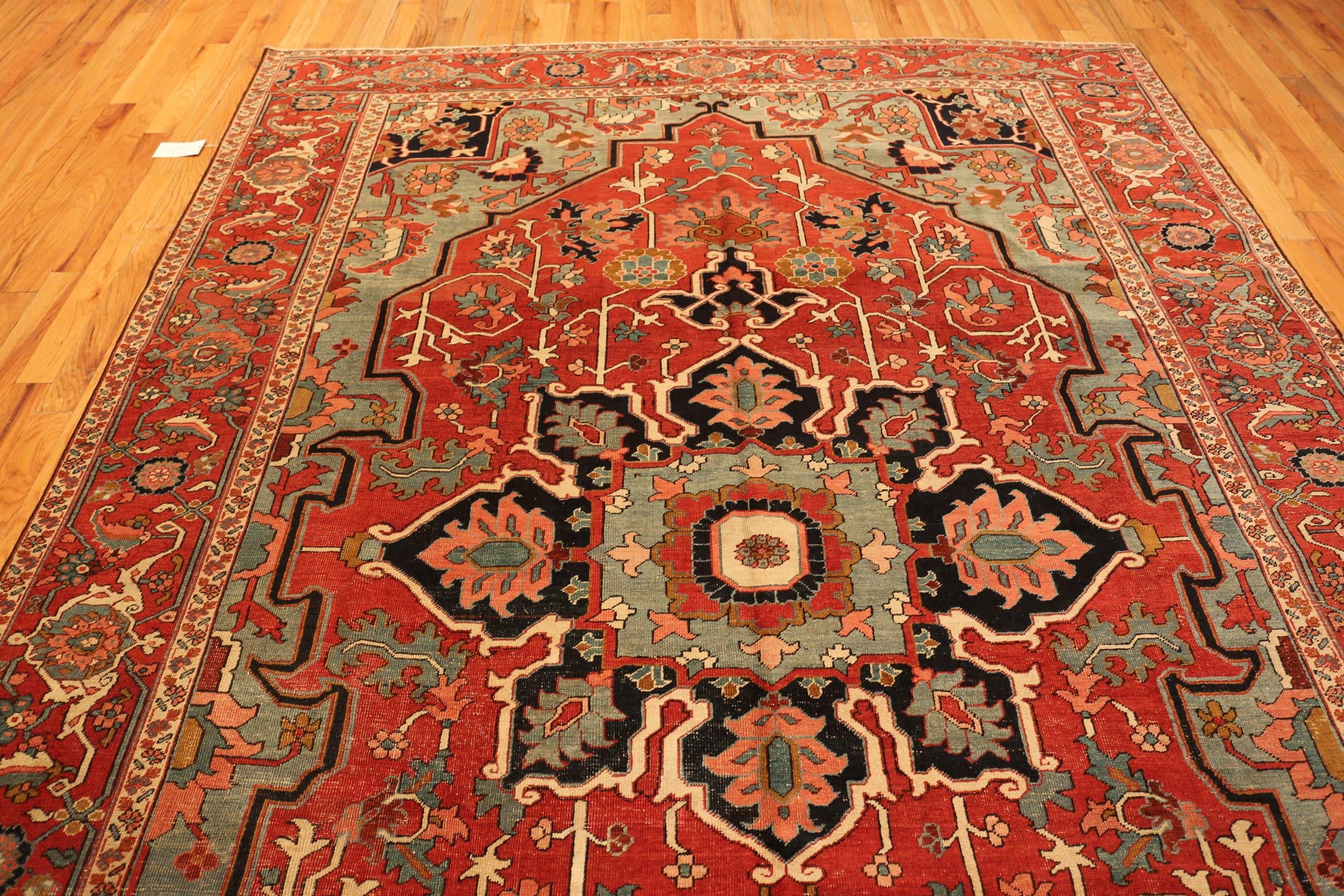 20th Century Antique Persian Serapi Rug. Size: 8 ft 9 in x 12 ft 2 in For Sale