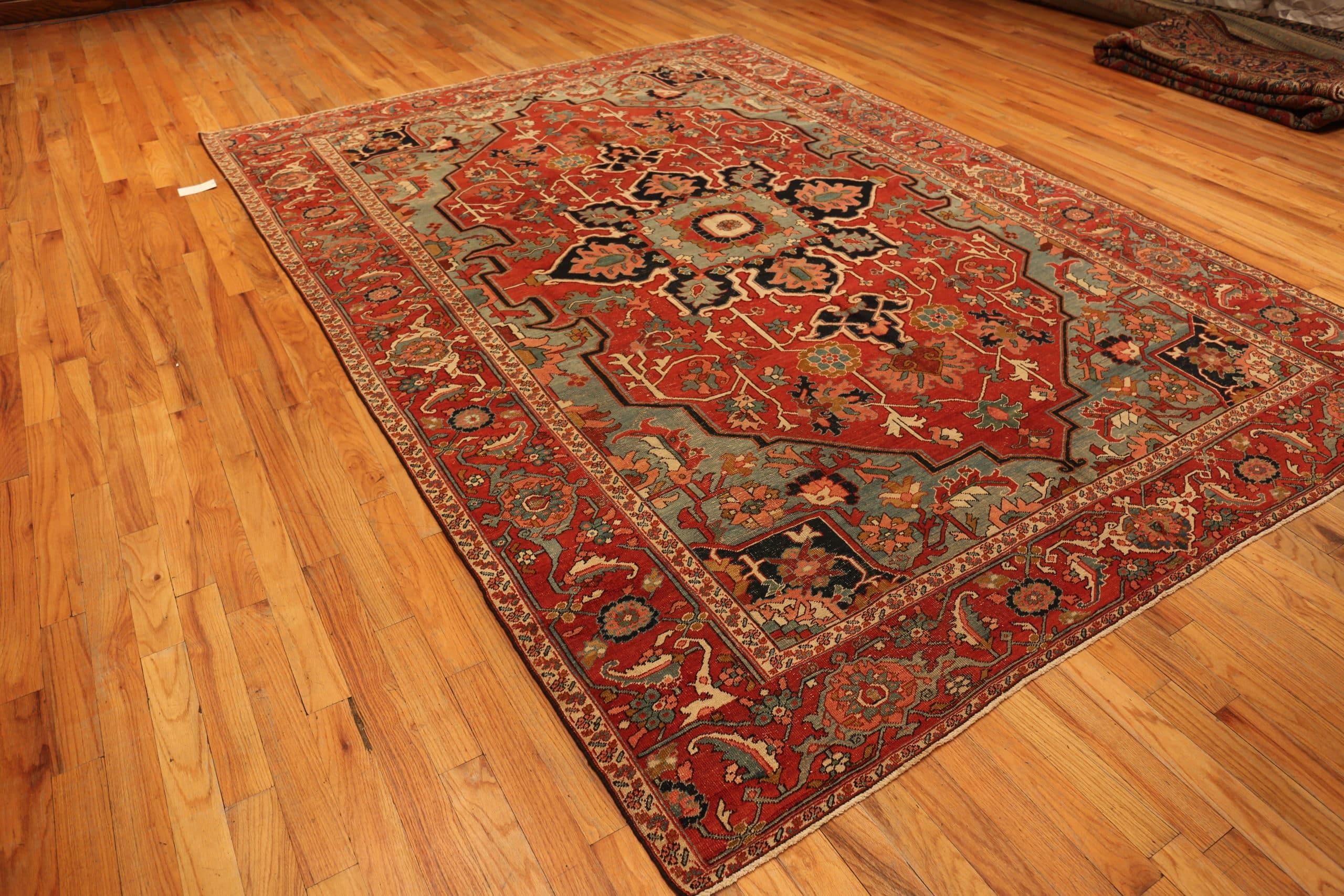 Wool Antique Persian Serapi Rug. Size: 8 ft 9 in x 12 ft 2 in For Sale