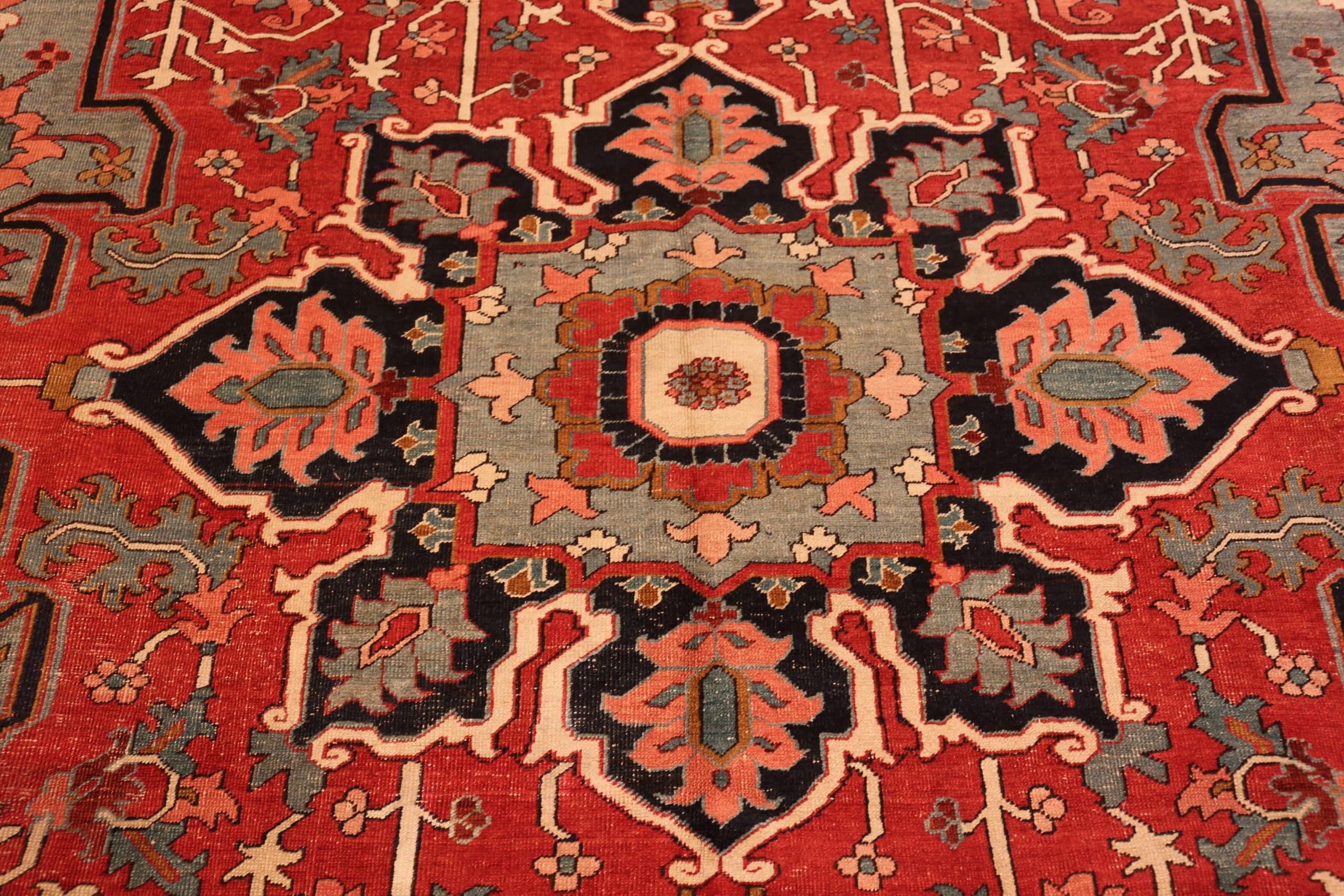 Antique Persian Serapi Rug. Size: 8 ft 9 in x 12 ft 2 in For Sale 1