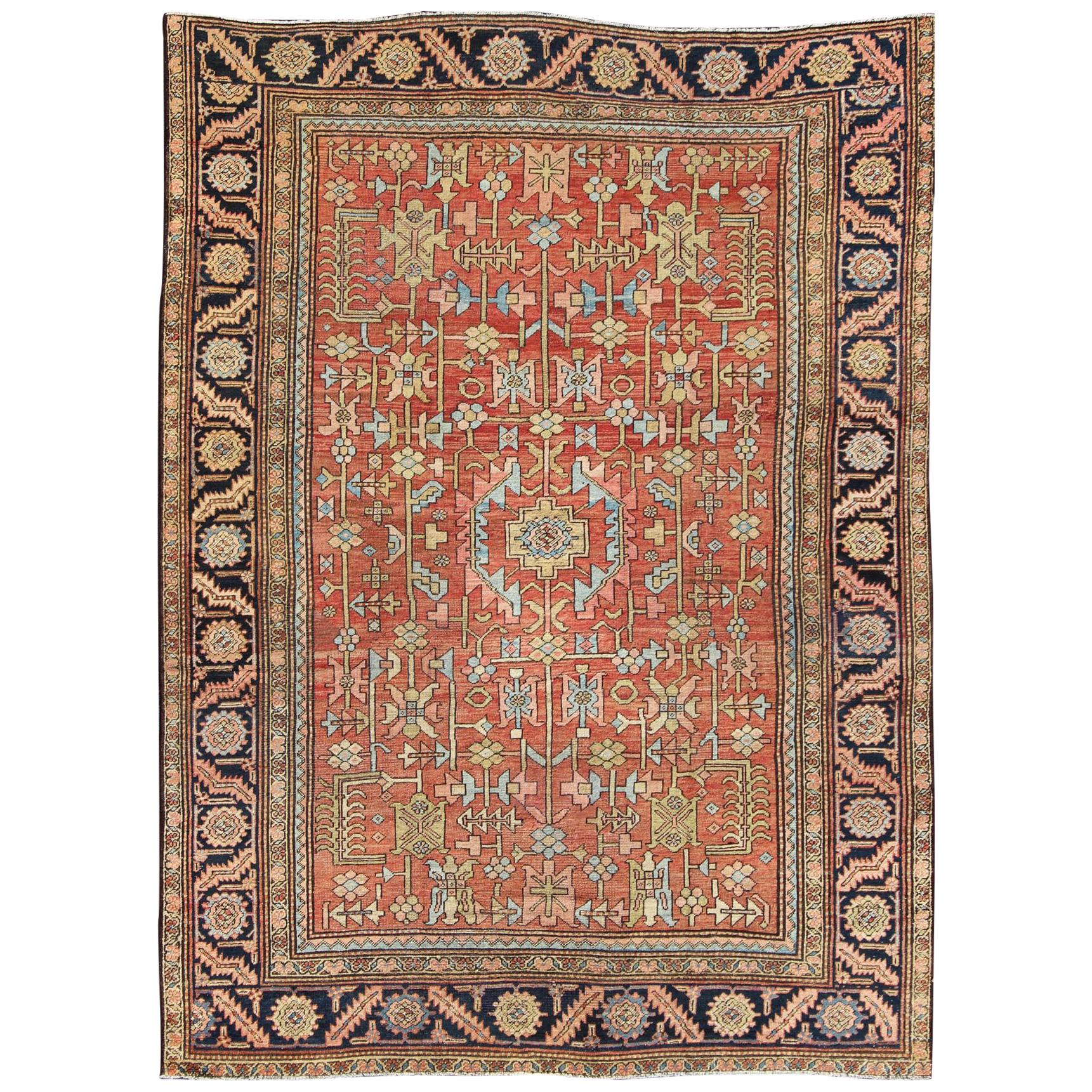 Tapis persan ancien Serapi à motifs géométriques sur toute sa surface