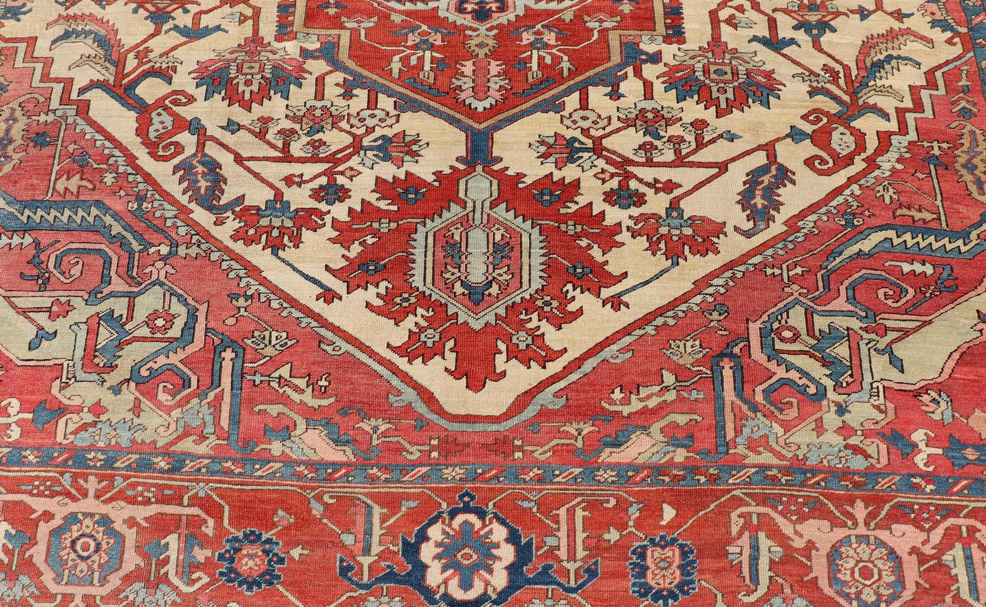 Antiker persischer Serapi-Teppich mit elfenbeinfarbenem Hintergrund und detailliertem, mehrlagigem Medaillon im Angebot 3