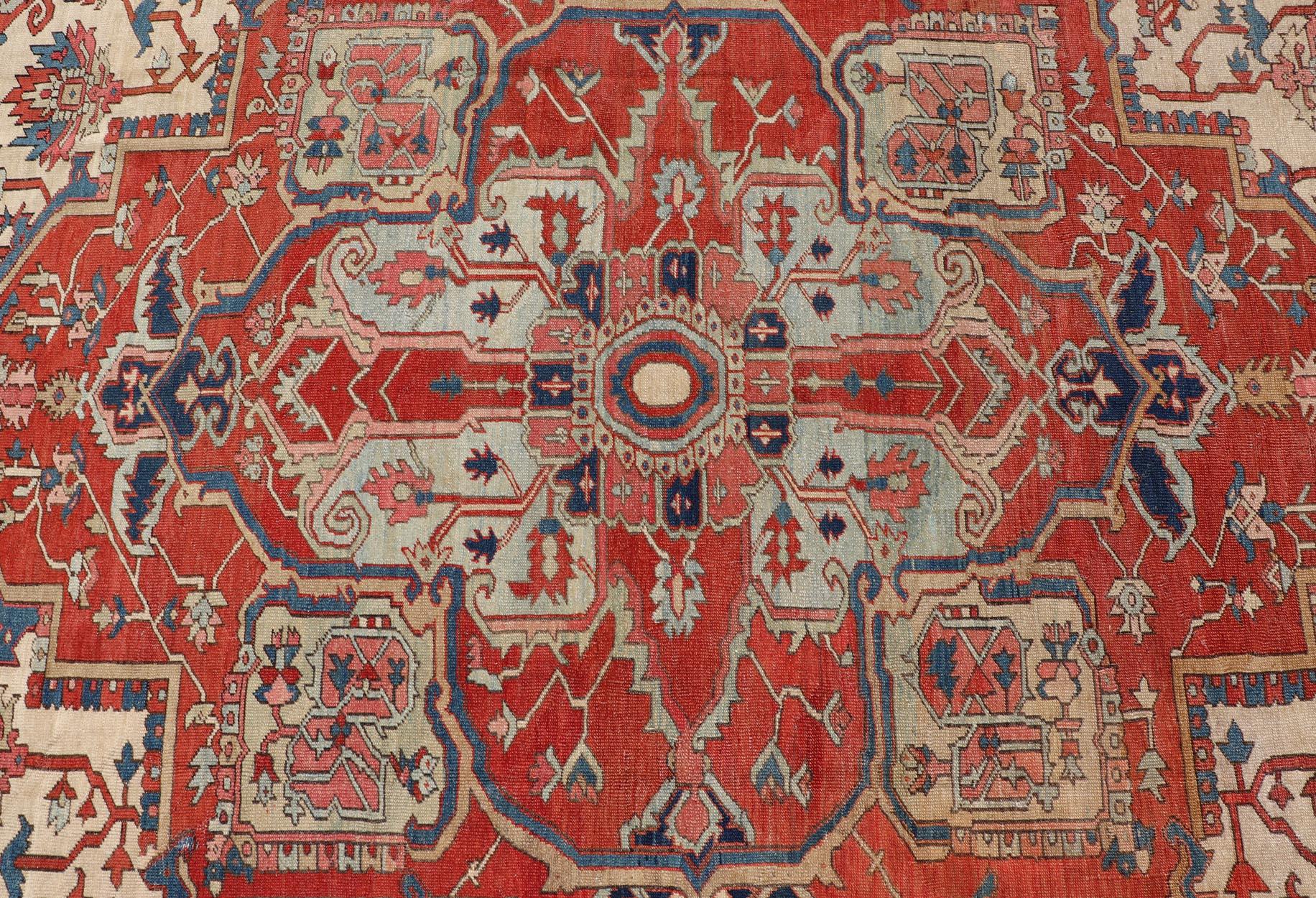 Antiker persischer Serapi-Teppich mit elfenbeinfarbenem Hintergrund und detailliertem, mehrlagigem Medaillon im Angebot 4