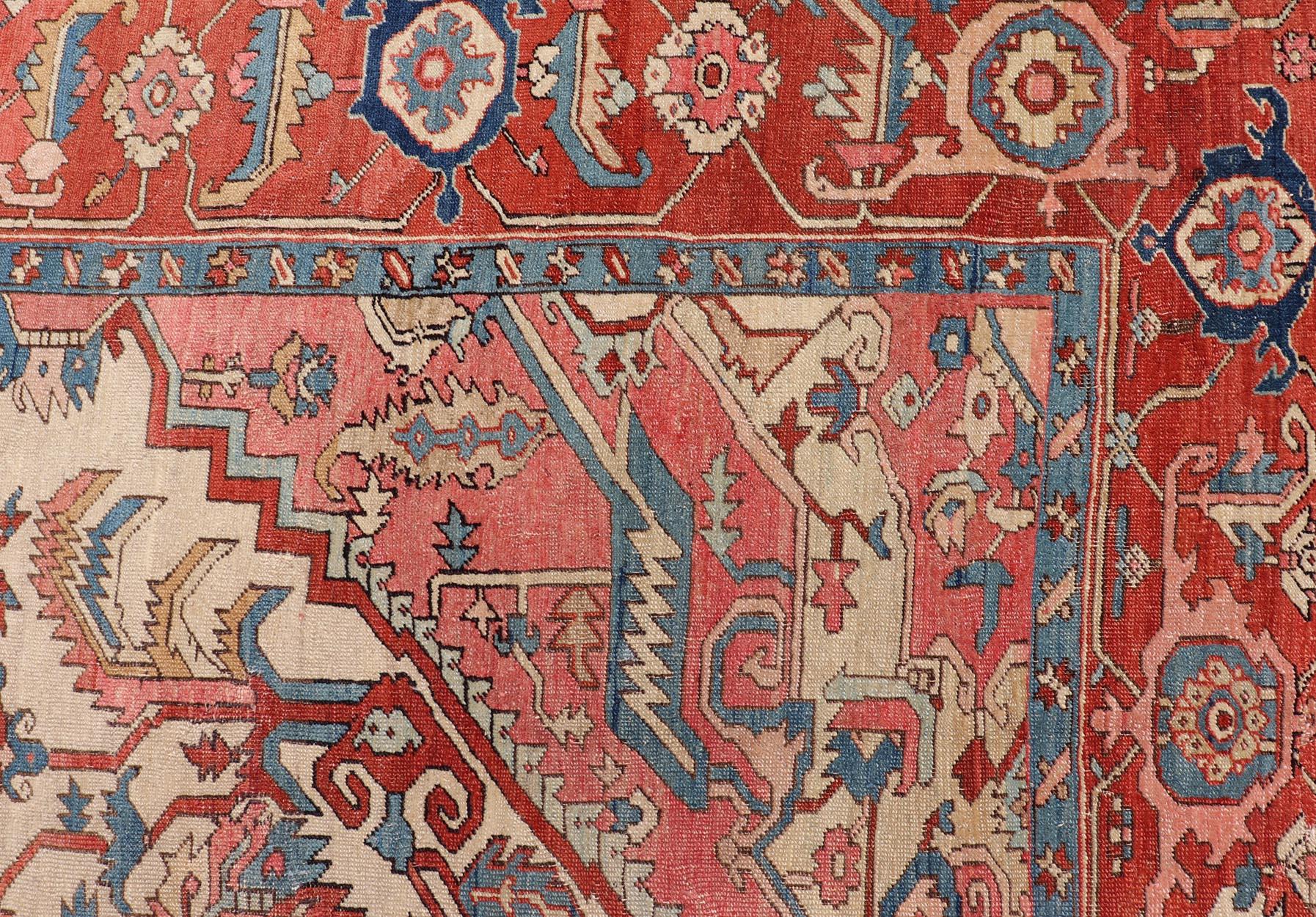 Antiker persischer Serapi-Teppich mit elfenbeinfarbenem Hintergrund und detailliertem, mehrlagigem Medaillon im Angebot 5