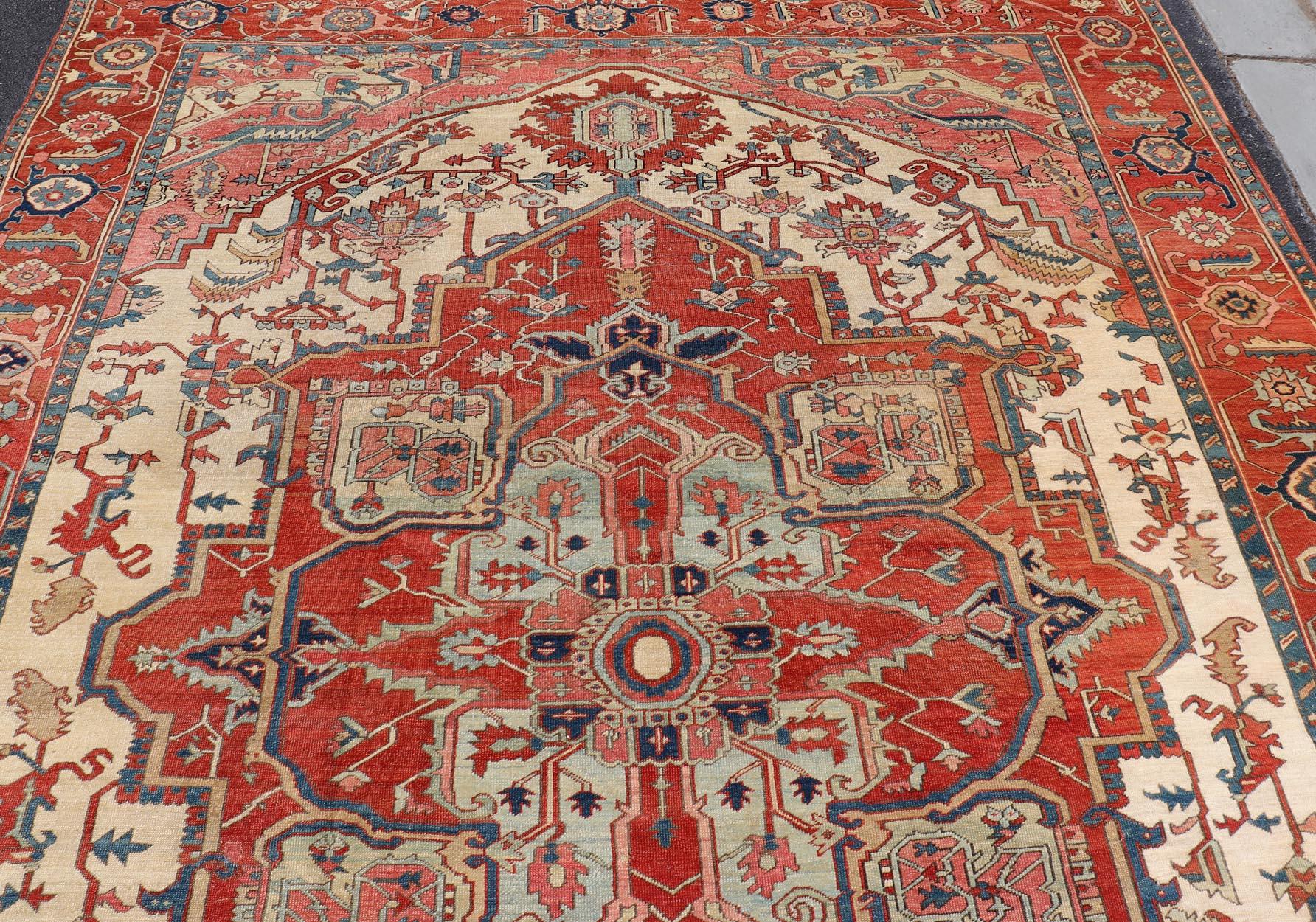 Antiker persischer Serapi-Teppich mit elfenbeinfarbenem Hintergrund und detailliertem, mehrlagigem Medaillon im Angebot 6