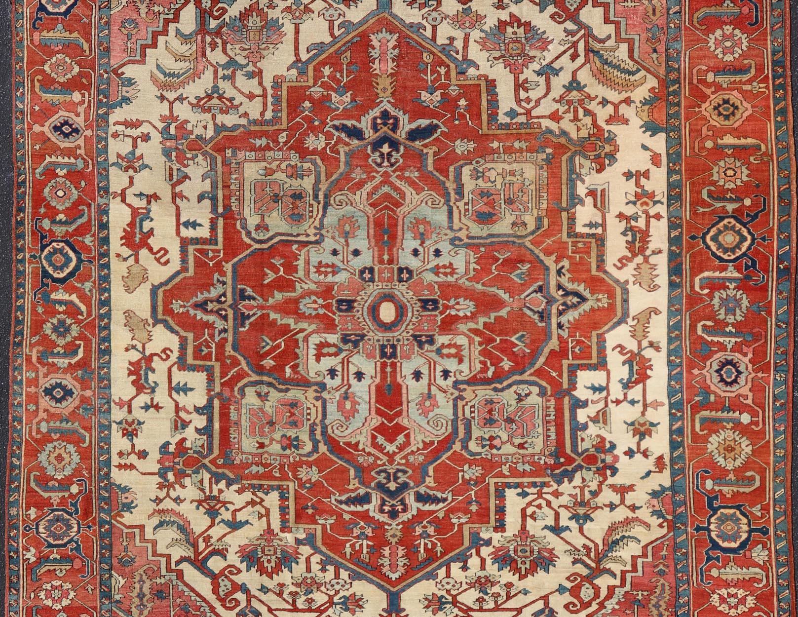 Fabelhafter antiker persischer Serapi-Teppich mit buntem und detailliertem Schichtmedaillon, Keivan Woven Arts / Teppich R20-0104, Herkunftsland / Art: Iran / Serapi, um 1890

Dieser prächtige antike persische Serapi-Teppich aus dem späten 19.