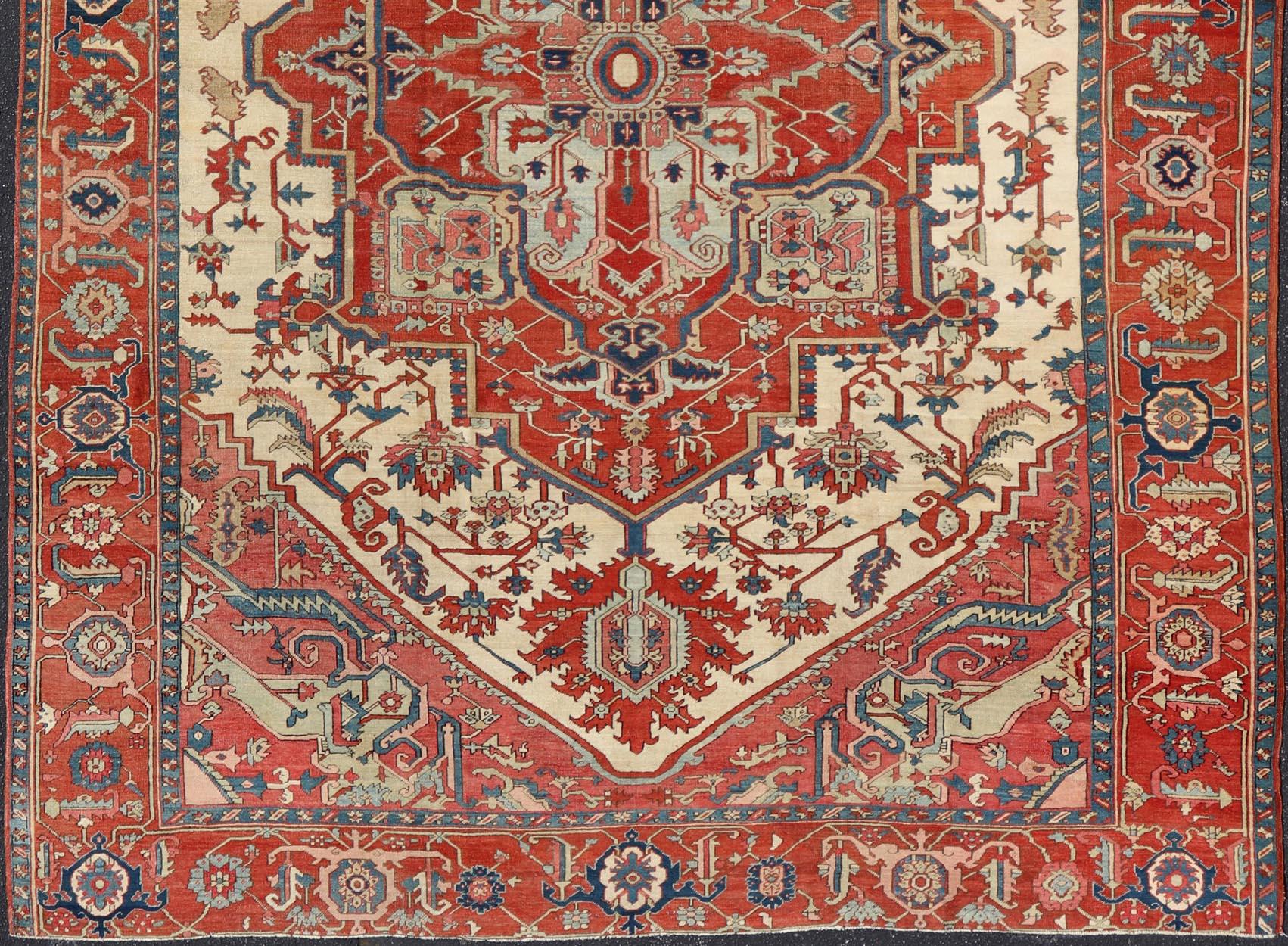 Antiker persischer Serapi-Teppich mit elfenbeinfarbenem Hintergrund und detailliertem, mehrlagigem Medaillon (Persisch) im Angebot