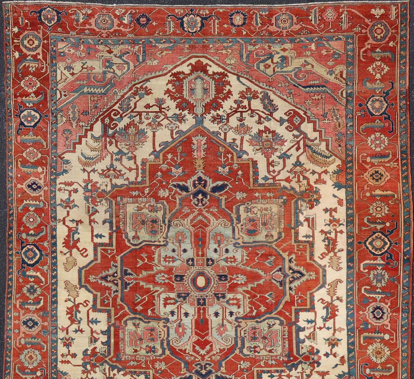 Antiker persischer Serapi-Teppich mit elfenbeinfarbenem Hintergrund und detailliertem, mehrlagigem Medaillon (Handgeknüpft) im Angebot