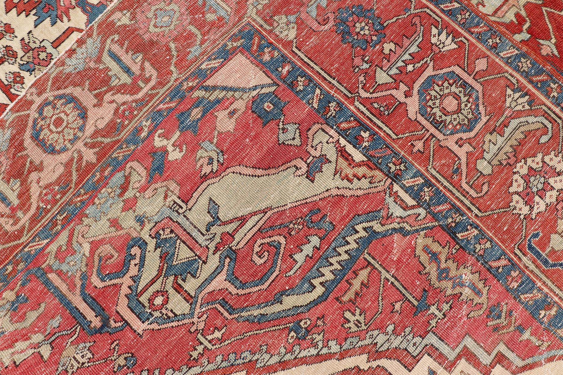 Antiker persischer Serapi-Teppich mit elfenbeinfarbenem Hintergrund und detailliertem, mehrlagigem Medaillon im Zustand „Gut“ im Angebot in Atlanta, GA