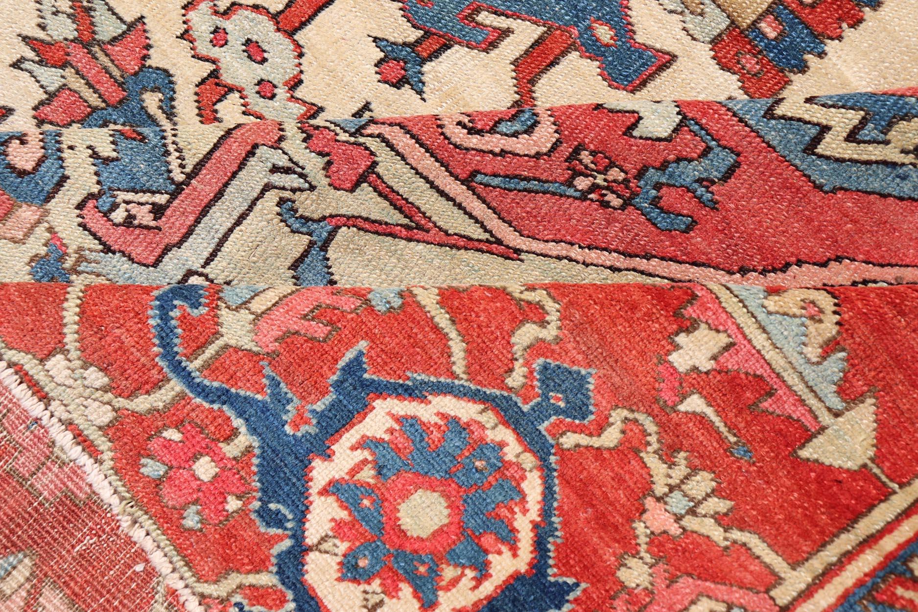 Antiker persischer Serapi-Teppich mit elfenbeinfarbenem Hintergrund und detailliertem, mehrlagigem Medaillon (19. Jahrhundert) im Angebot