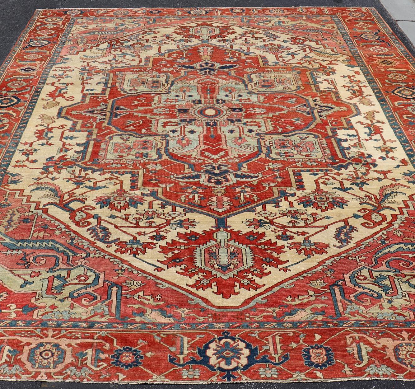 Antiker persischer Serapi-Teppich mit elfenbeinfarbenem Hintergrund und detailliertem, mehrlagigem Medaillon (Wolle) im Angebot