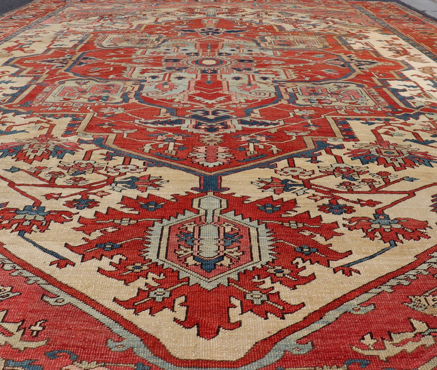 Antiker persischer Serapi-Teppich mit elfenbeinfarbenem Hintergrund und detailliertem, mehrlagigem Medaillon im Angebot 1