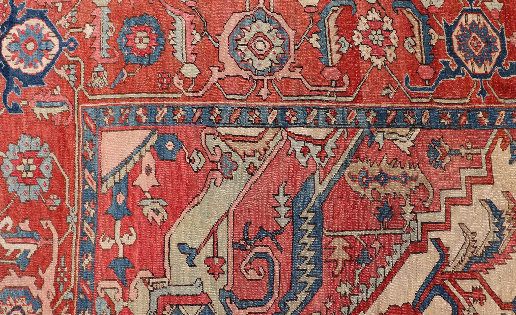 Antiker persischer Serapi-Teppich mit elfenbeinfarbenem Hintergrund und detailliertem, mehrlagigem Medaillon im Angebot 2