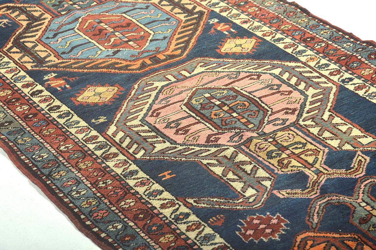 Noué à la main Antique Persian Serapi Runner en vente